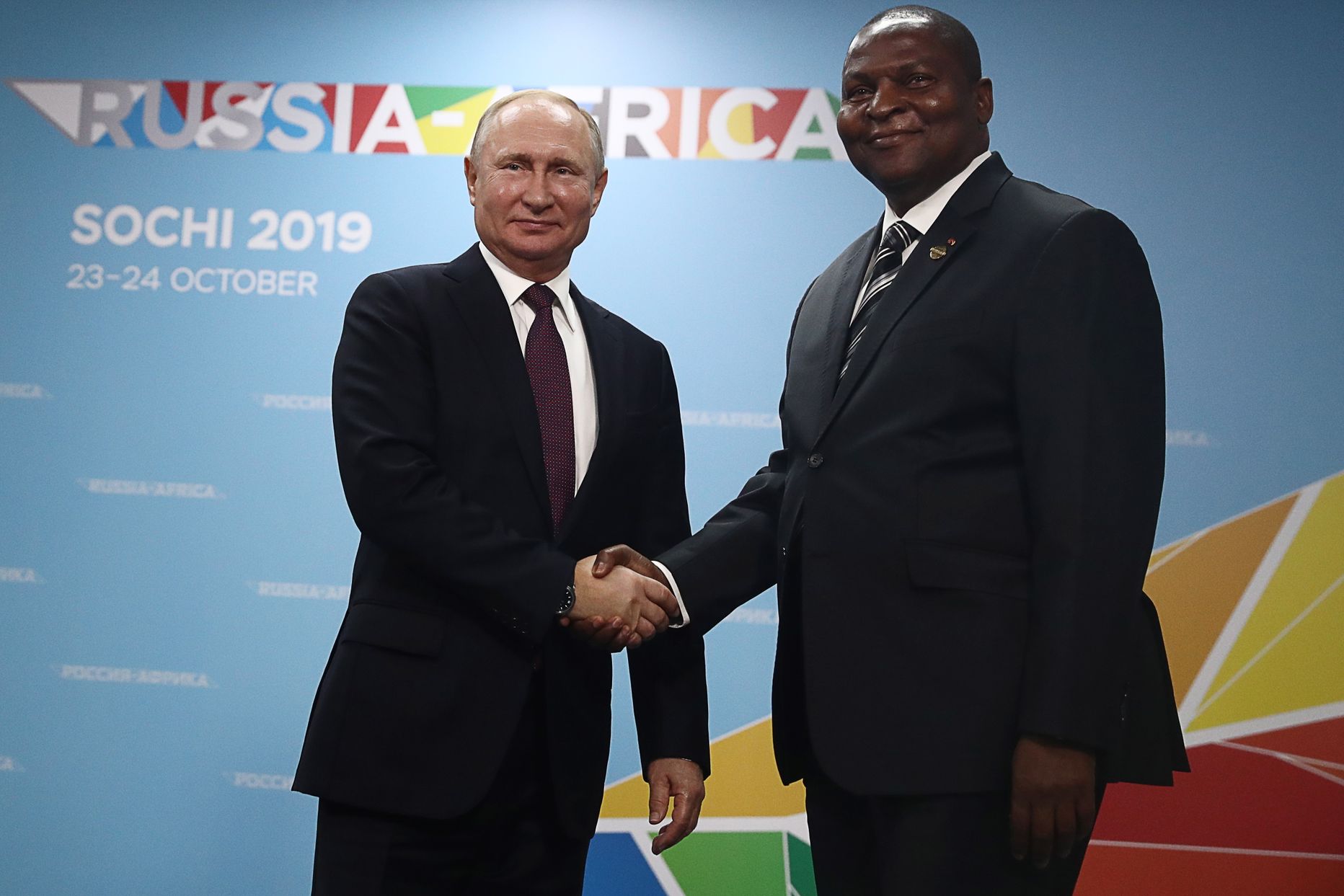 Президент России Путин и президент Центральноафриканской Республики Фостен-Арканж Туадера обмениваются рукопожатием во время встречи на полях саммита Россия-Африка, Сочи, 2019 год.