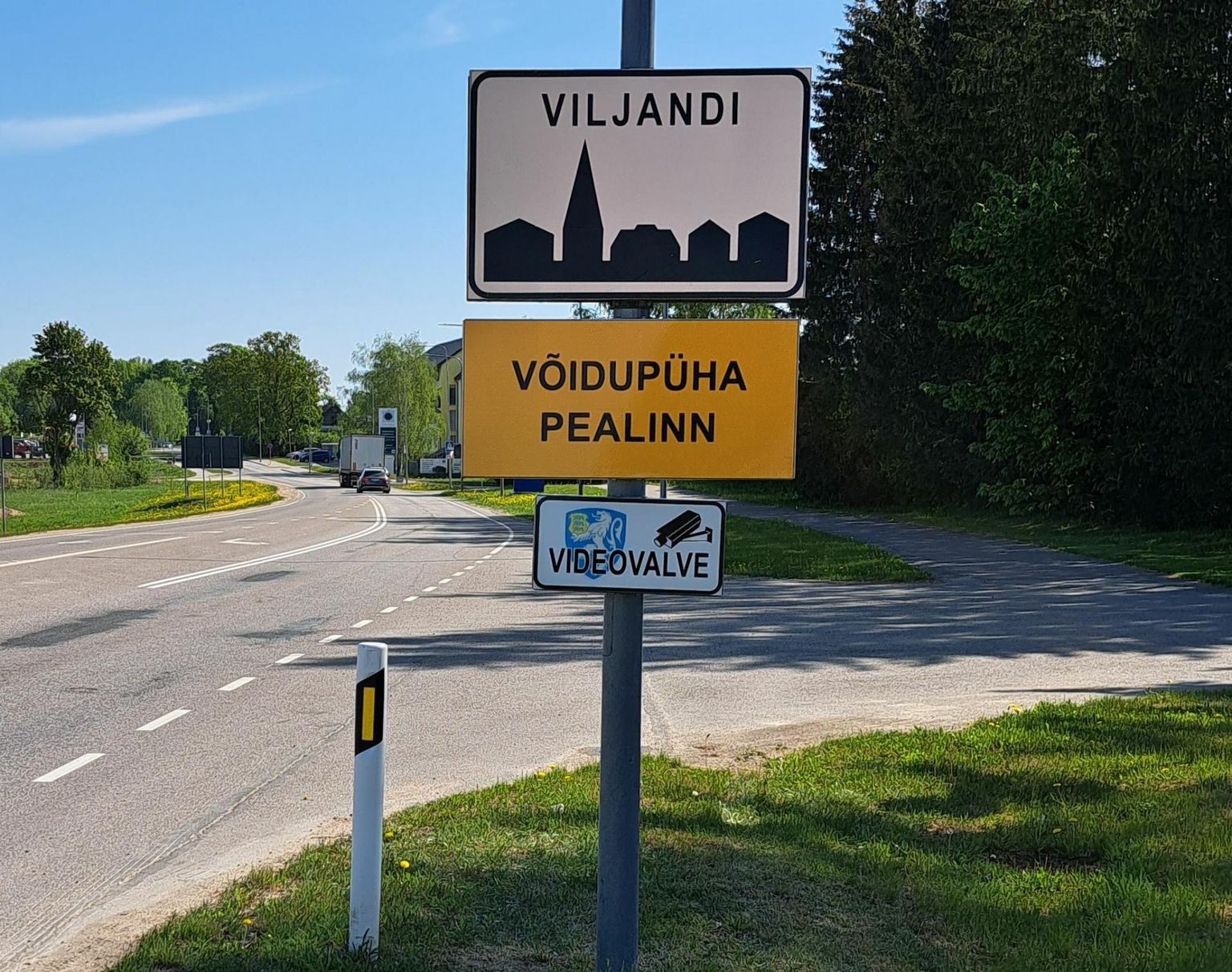 Viljandi sissesõitudele on üles pandud kollased lisatahvlid, mis annavad teada, et Viljandi on tänavune võidupüha pealinn.