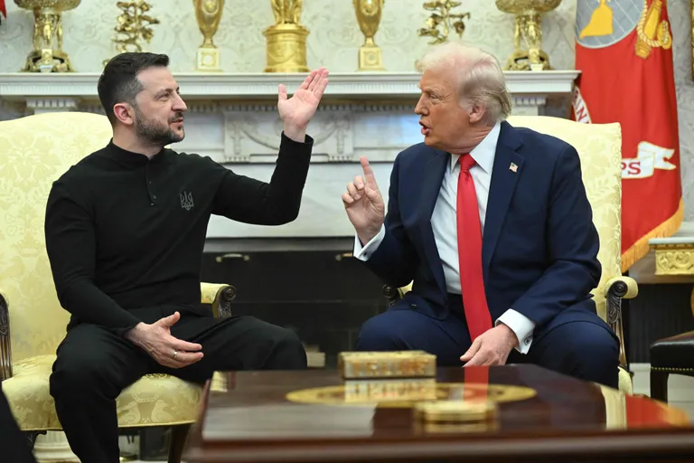 Владимир Зеленский и Дональд Трамп во время перепалки в Овальном кабинете.