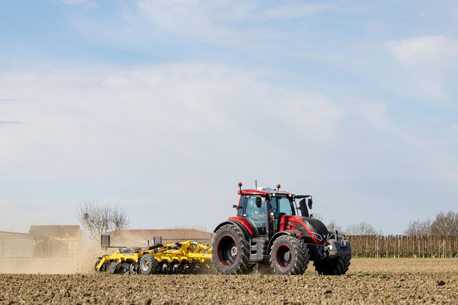 Valtra T-seeria traktorid suudavad teha suurt võimsust ­vajavat mullaharimistööd.