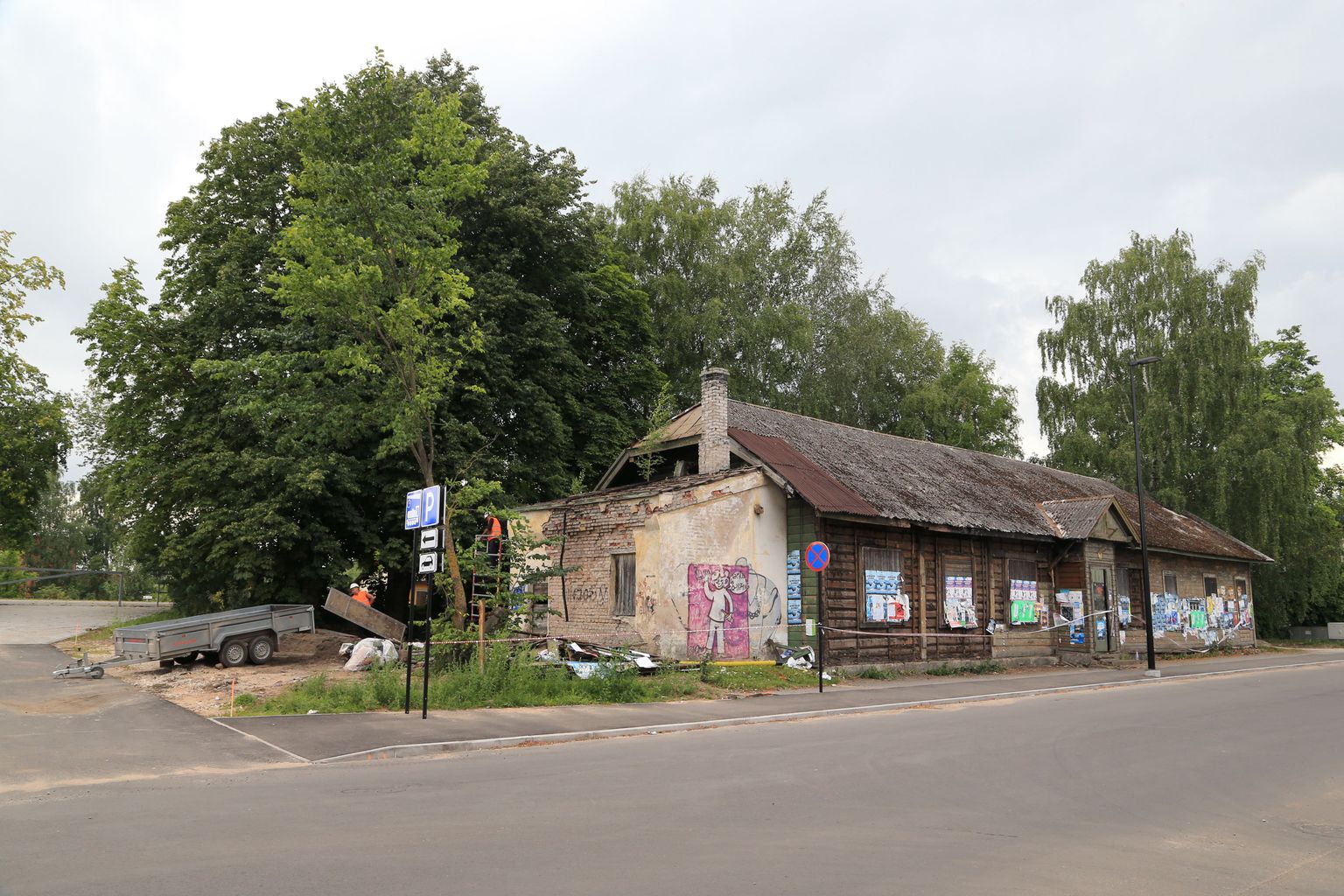 Töömehed võtsid eile pärastlõunal kella kolme paiku Vaksali 2e maja katuselt maha eterniiti. Augusti lõpuks peab see hoone olema lammutatud.