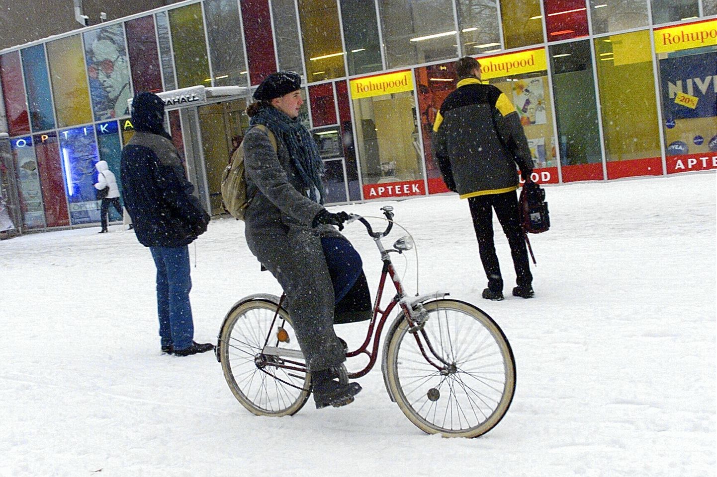 Pildil esiplaanil jalgrattur värsel lumel.