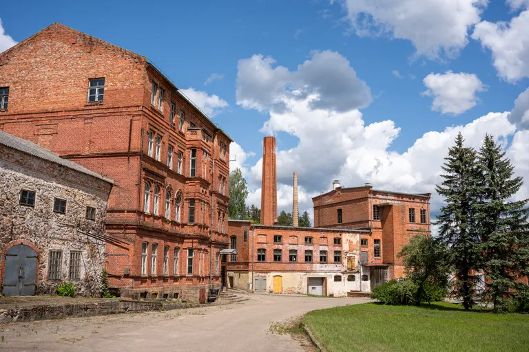 Līgatnes papīrfabrikas kompleksa daļa.