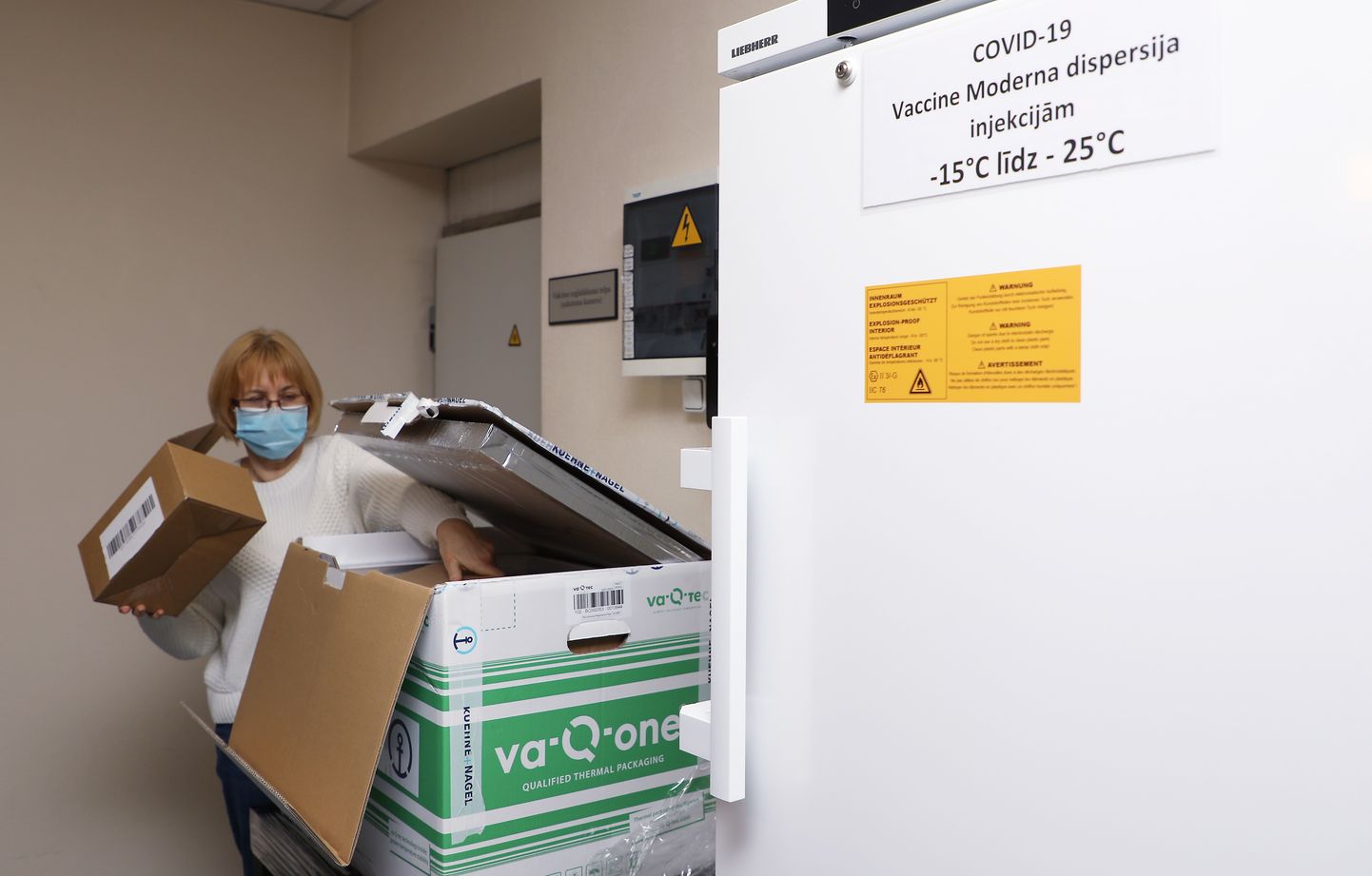 Uzņēmumā SIA "Vakcīna", kurš atbildīgs par šo vakcīnu uzglabāšanu un loģistiku, tiek saņemtas Latvijā pirmās 1200 ražotāja "Moderna" vakcīnas pret Covid-19.