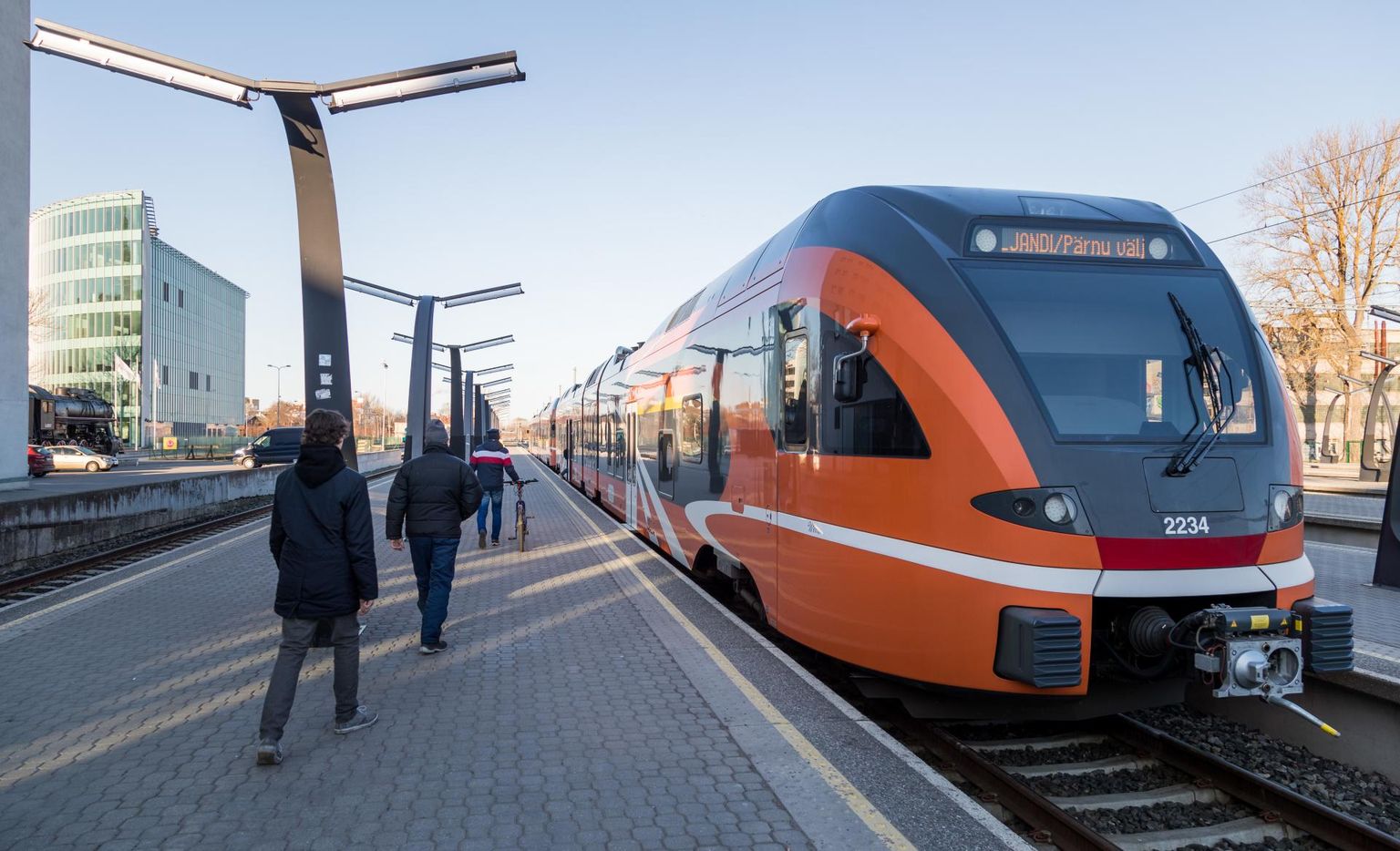 Alates 28. juunist taastub Tartu suunal tavapärane sõidusagedus ning muudatusi esineb ka teiste suundade sõiduplaanides. Pildil: Elroni rong Balti jaamas.