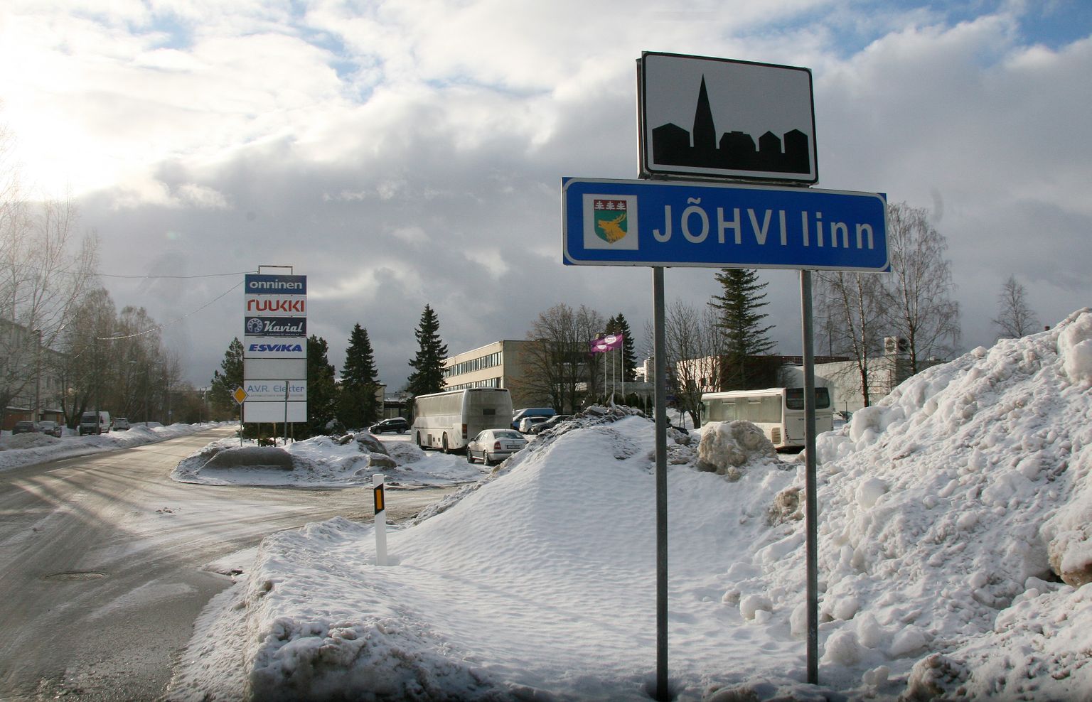 Jõhvi linn eksisteerib ka praegu vallasisese linnana, kuid volikogu enamuse arvates sellest ei piisa ning valla staatus kogu haldusüksusena tuleks vahetada linna oma vastu.