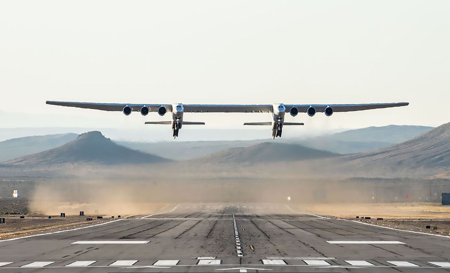 Pasaulē lielākā lidmašīna "Stratolaunch" 