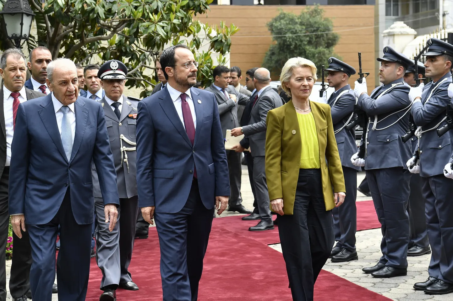 Vasakult Liibanoni parlamendi spiiker Nabih Berri, Küprose president Níkos Christodoulídis ja Euroopa Komisjoni president Ursula von der Leyen auvalve taustal Beirutis.