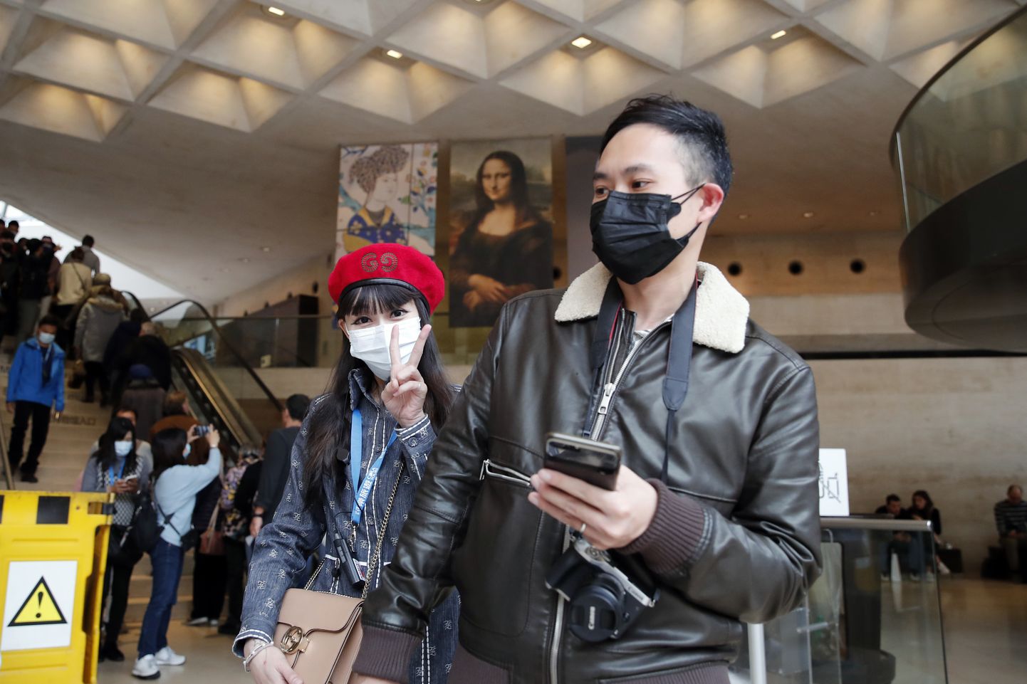 Maskides turistid Louvre muuseumis.