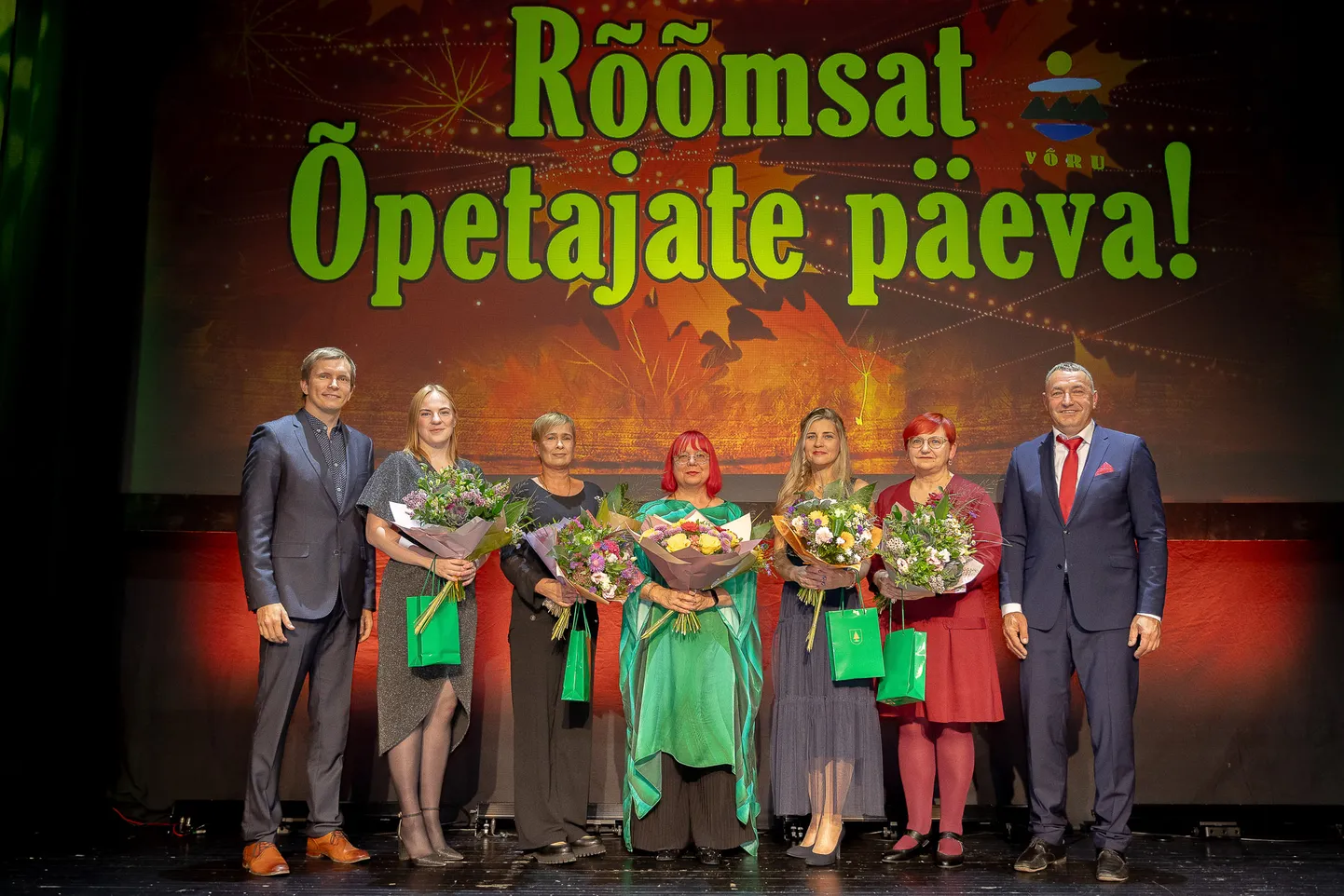 Fotol vasakult Võru linnavolikogu esimees Anti Haugas, Kaari Kattai, Sigrid Piirmann, Silja Otsar, Maarja Põder, Raili Leesalu ja linnapea Kalvi Kõva.