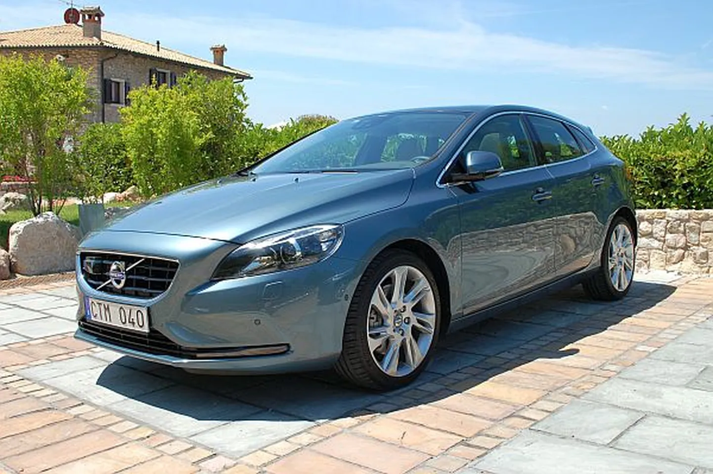 Volvo V40.