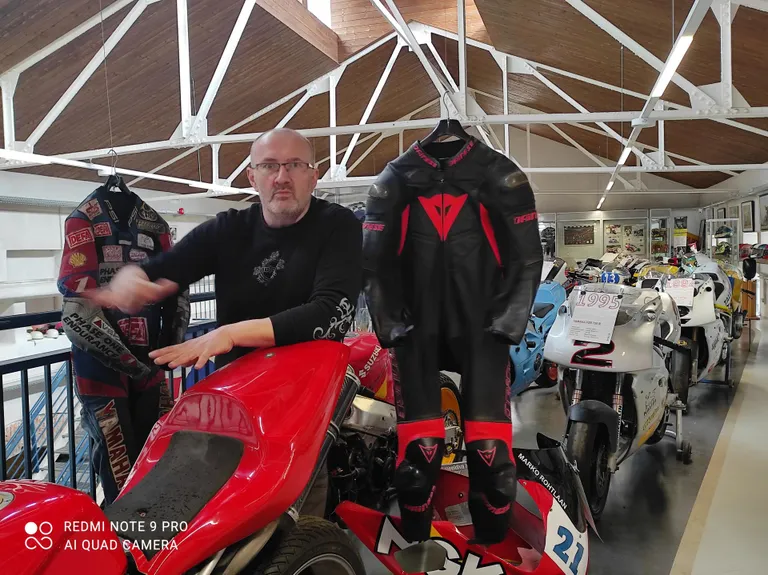 Isegi motospordis võhik võib sattuda vaimustusse MoMu juhi Arno Sillati innustunud selgitustest.