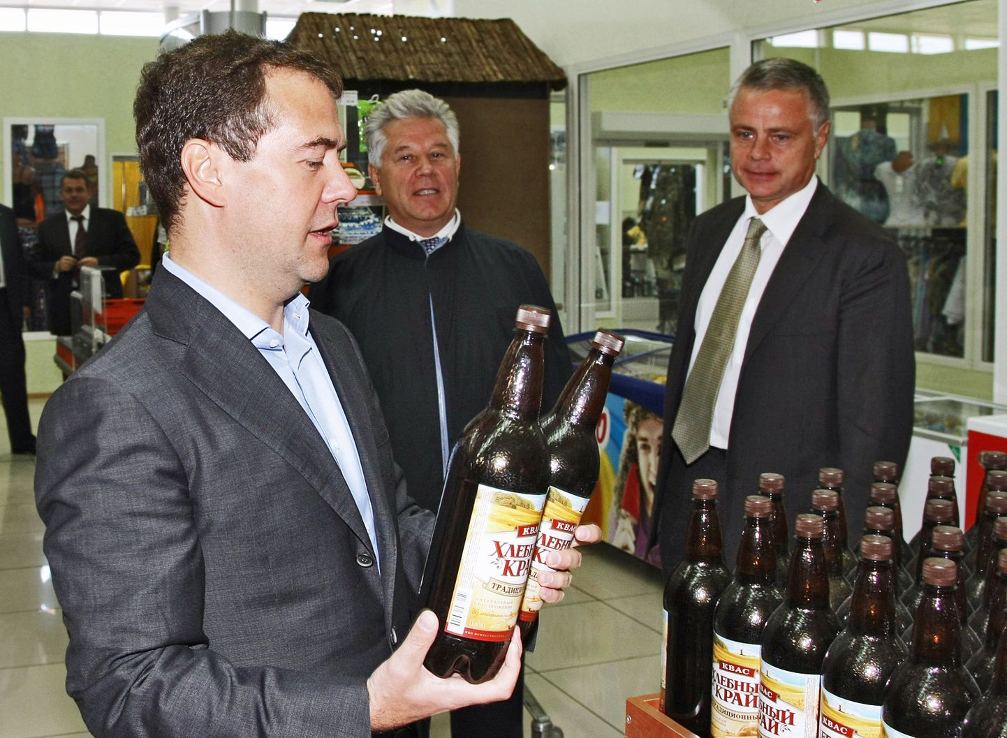 Во время незапланированной остановки в продуктовом магазине города Энгельса президент РФ Дмитрий Медведев купил 2 бутылки кваса.