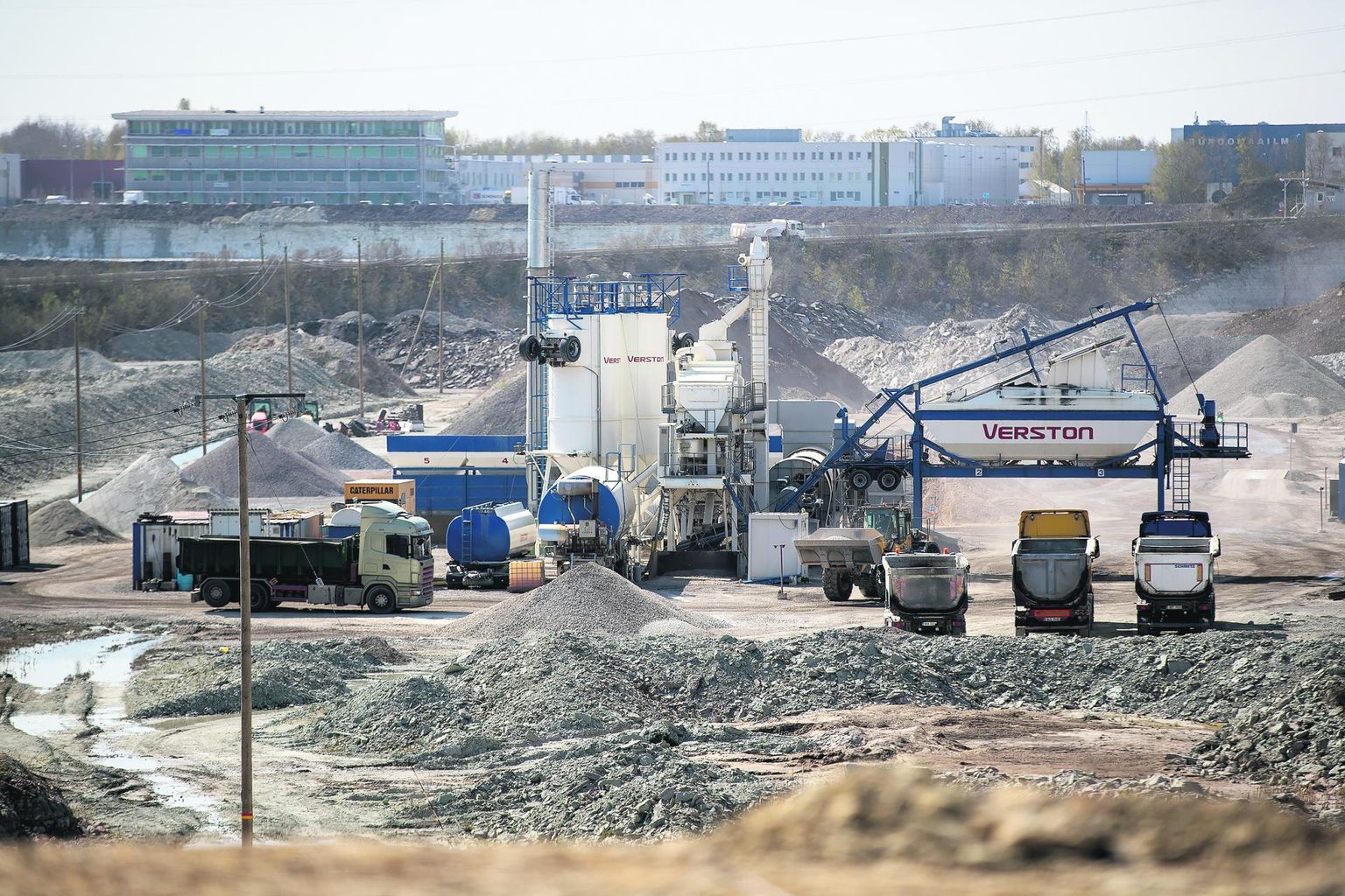 Verston Ehitus OÜ asfaltbetoonitehas Väo karjääris asub Lasnamäe külje all. Keskkonnainspektsioon on tehase levitatava haisu kohta saanud poole aasta jooksul ligi 500 kaebust. 
