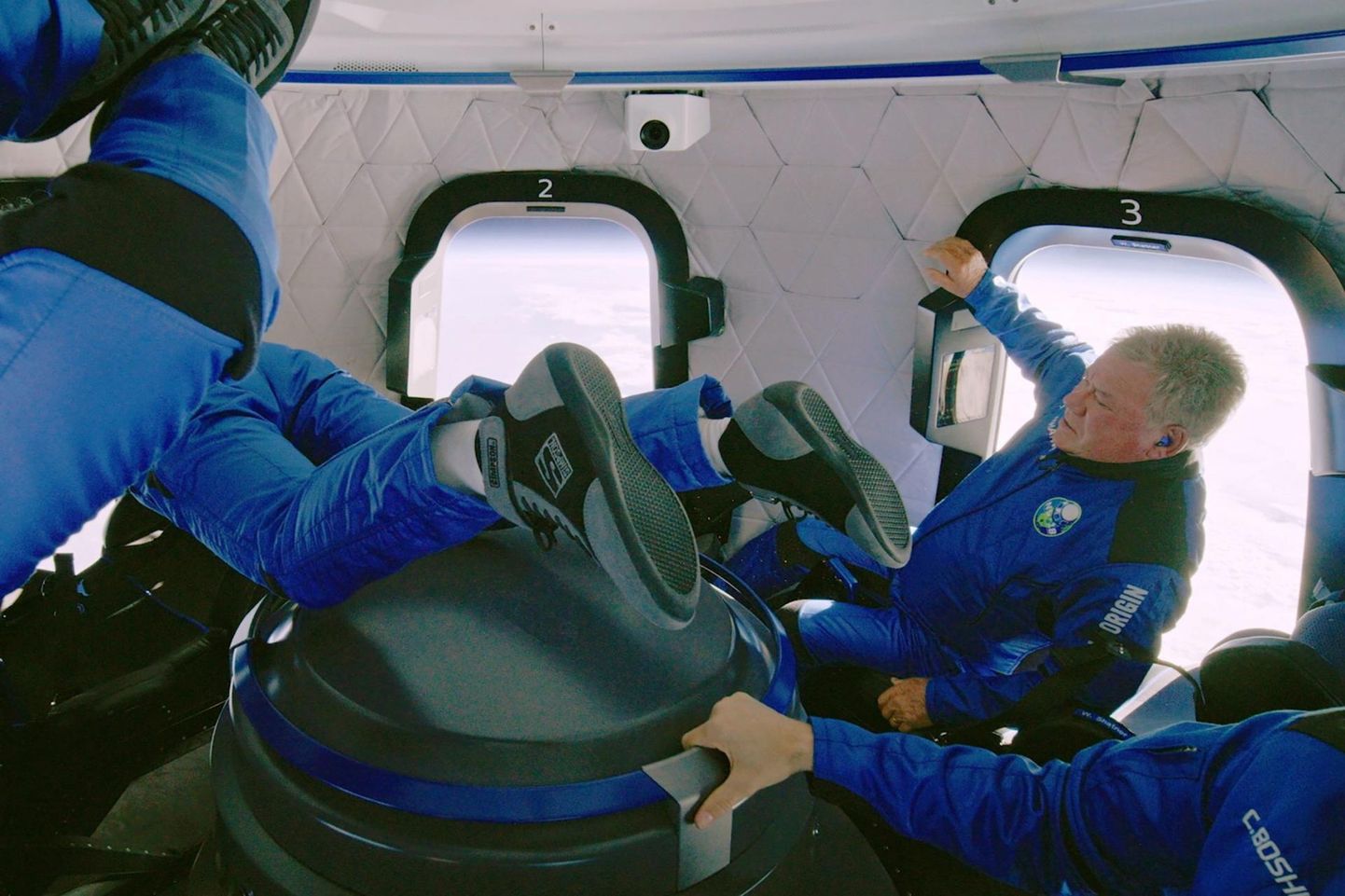 William Shatner (paremal) kogeb kaaluta olekut New Shepardi pardal.