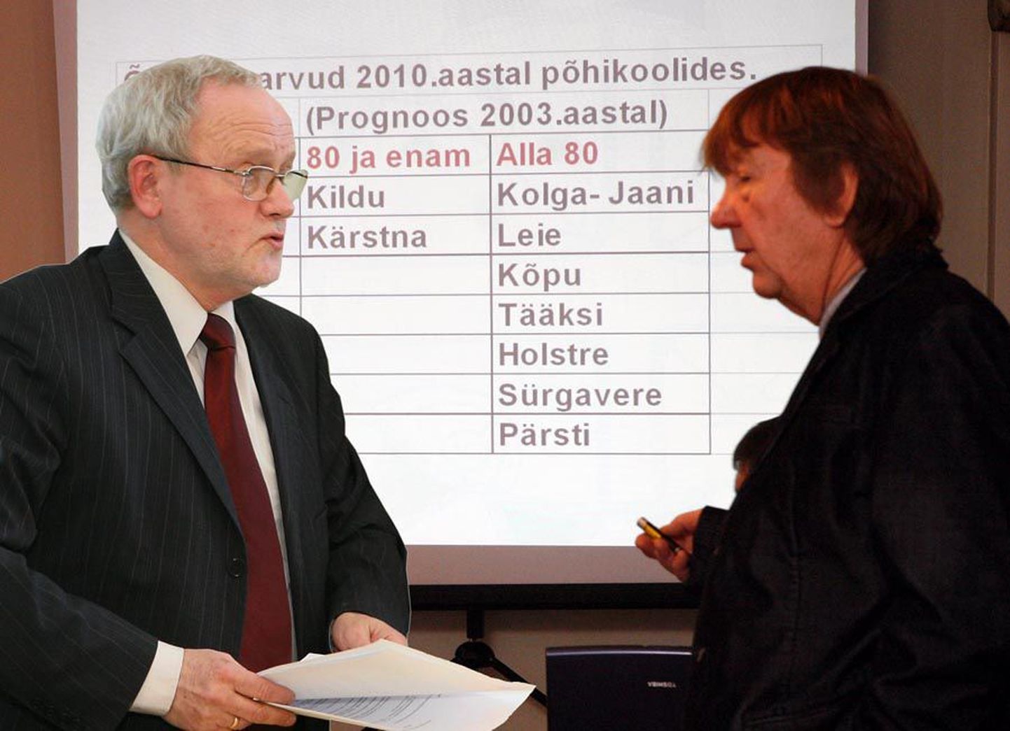Sakala keskusesse õhtuülikoolis vaieldakse kohaliku koolireformi teemadel. Väitlevad riigikogu liige Jaak Allik (vasakul) ning haridusministeeriumi asekantsler Kalle Küttis.
