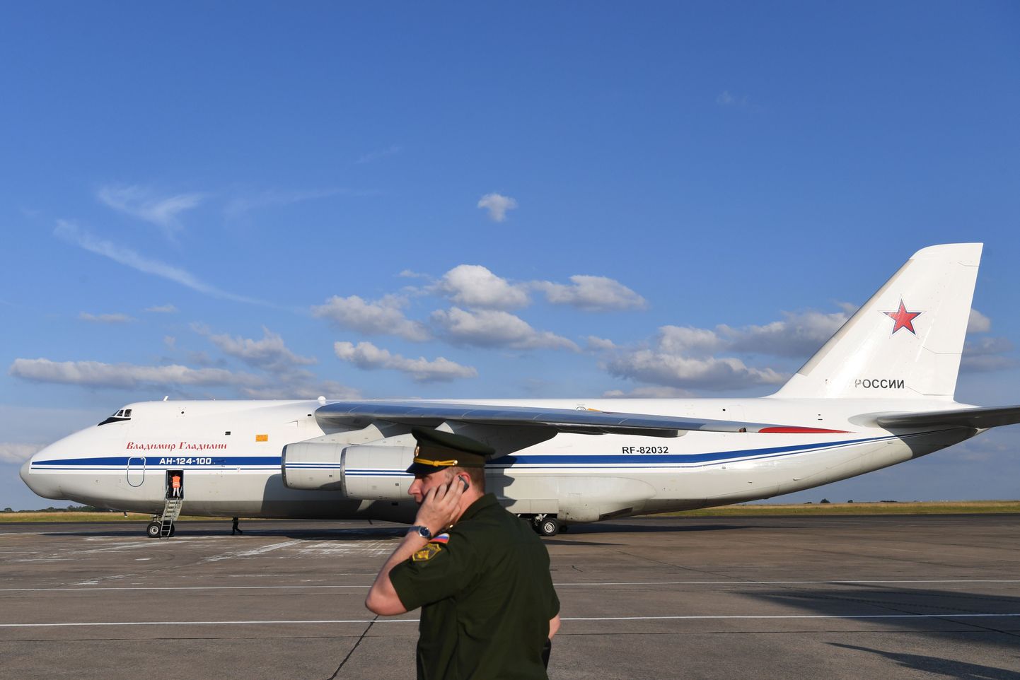 Vene sõjaväeohvitser ja transpordilennuk Antonov An-124.