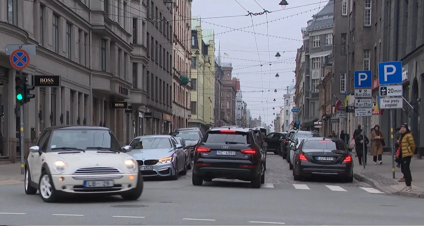 Автомобили в центре Риги