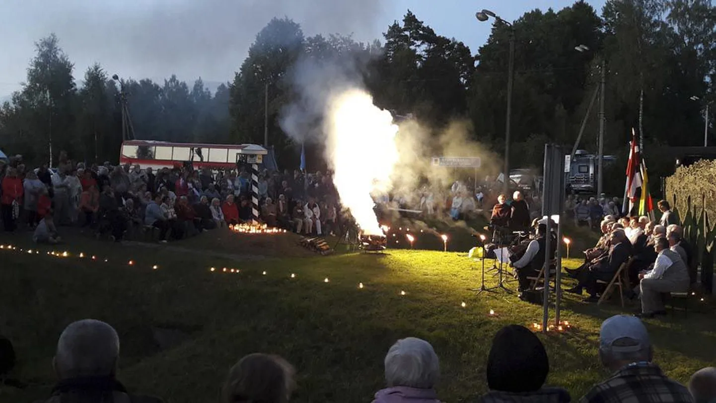 Üleeile meenutasid eestlased ja lätlased piiril üheskoos 27 aasta möödumist Balti ketist.