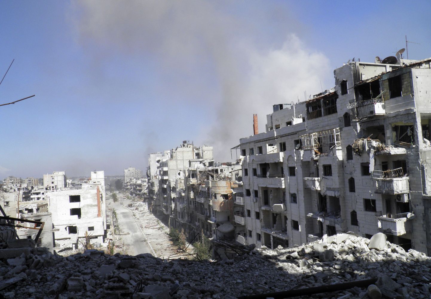 Suitsusambaid täis Homsi linnas pandi eile väidetavalt valitsusvägede poolt toime õhurünnak.
