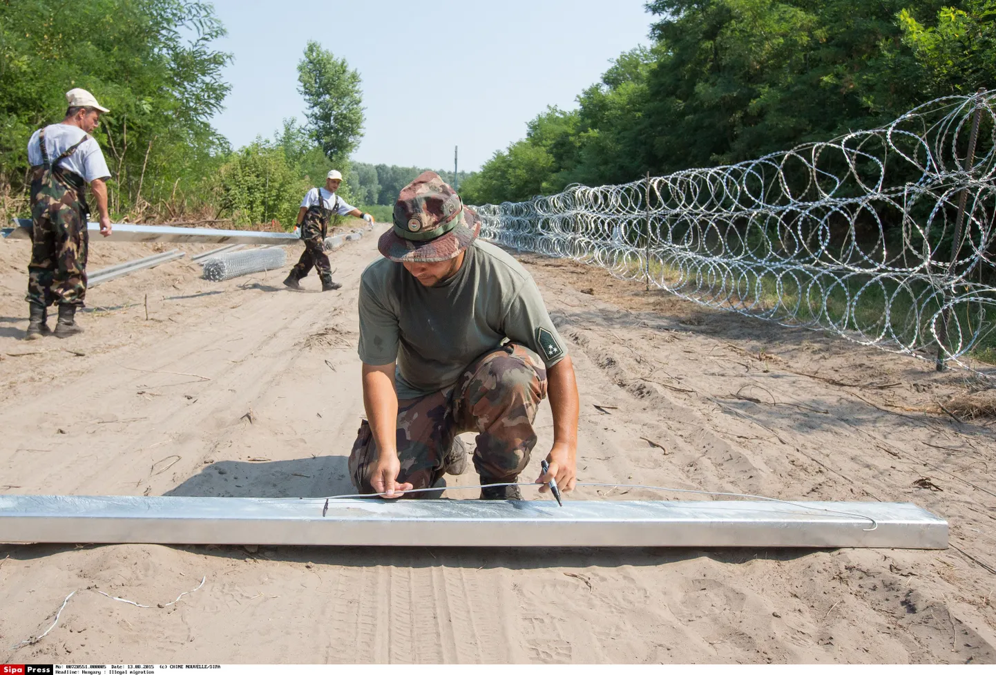 Ehitustööd piiril, millega püütakse migrandivoogu Serbiast Ungarisse pidurdada.