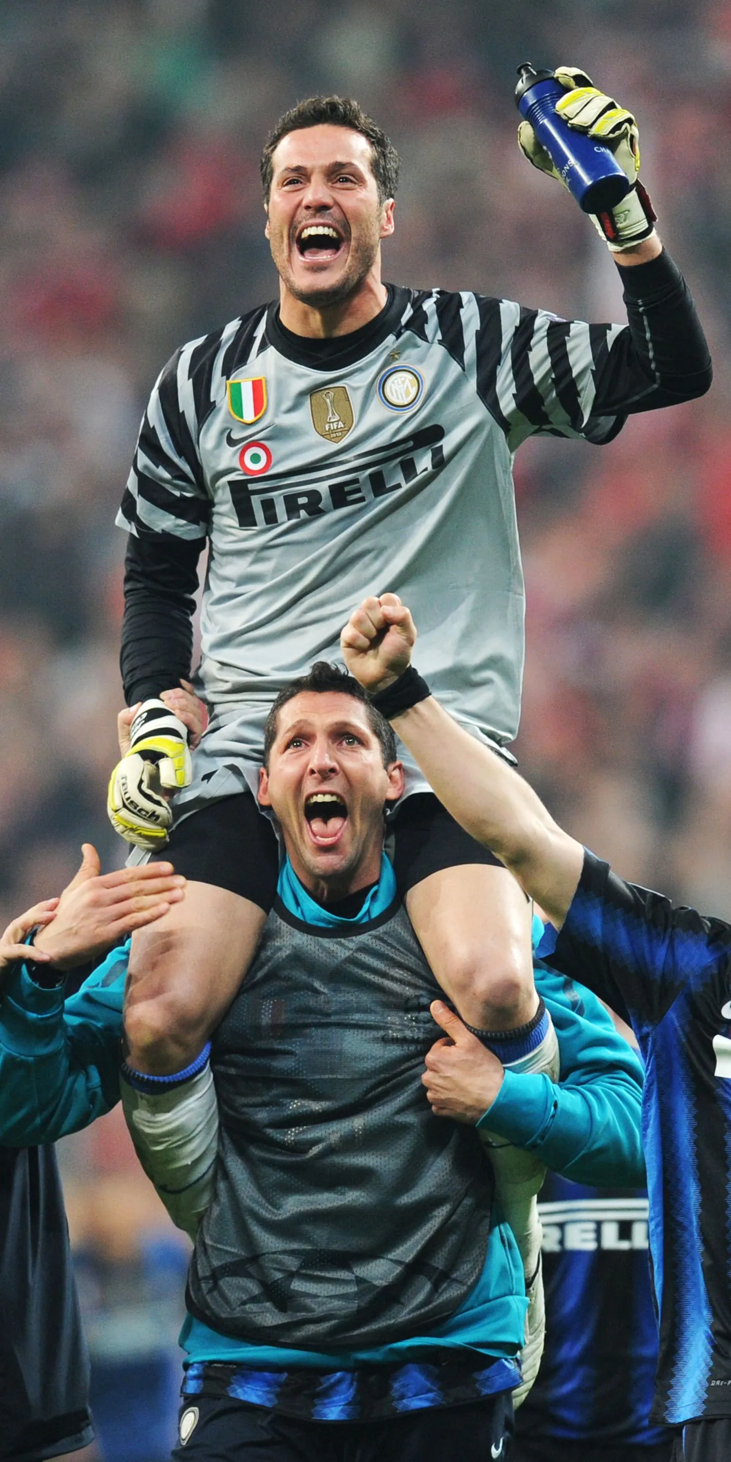 Milano Interi Marco Materazzi väravavahti Julio Cesarit kandmas
