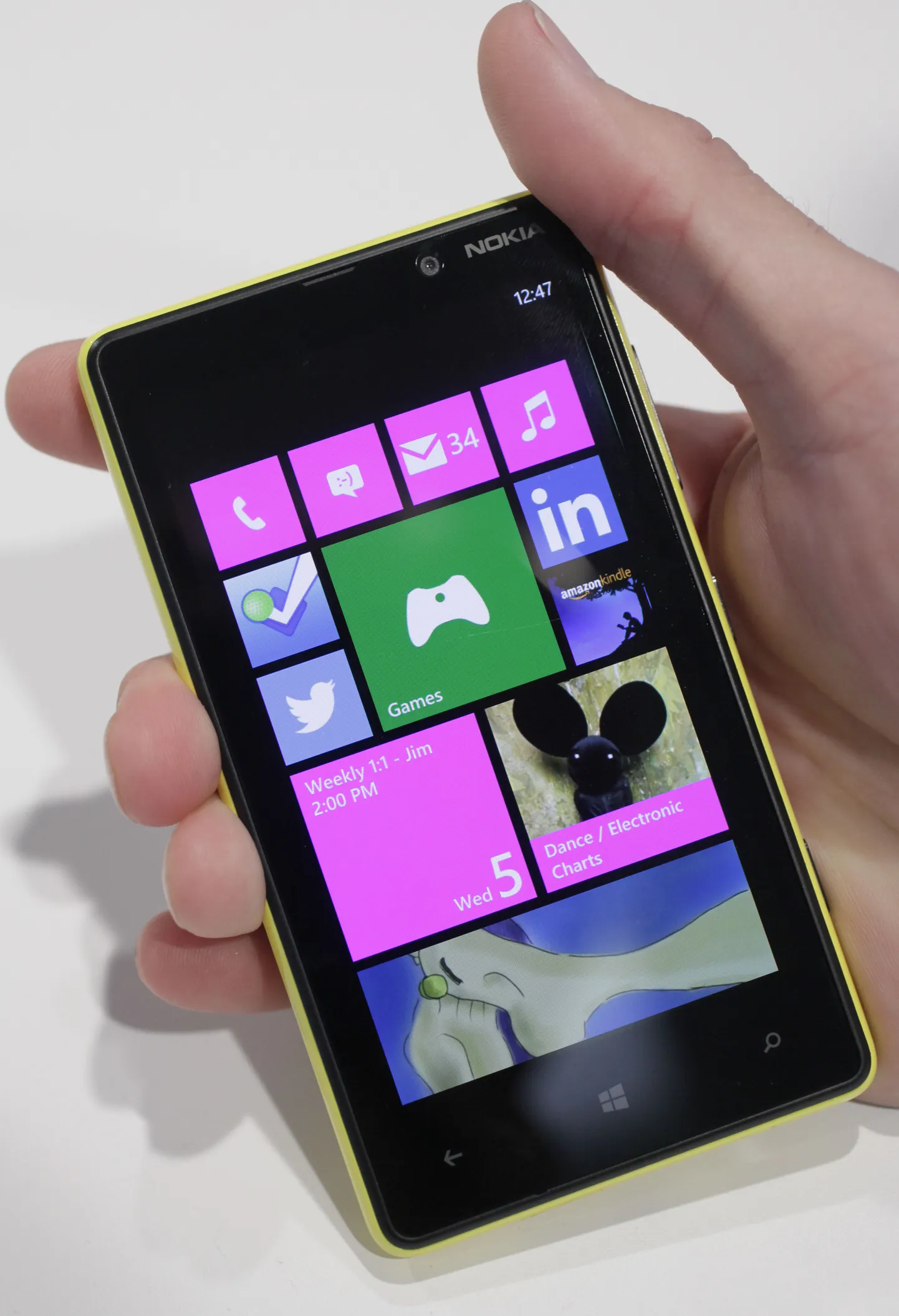 Operatsioonisüsteemil Windows 8 jooksev Nokia telefon Lumia.