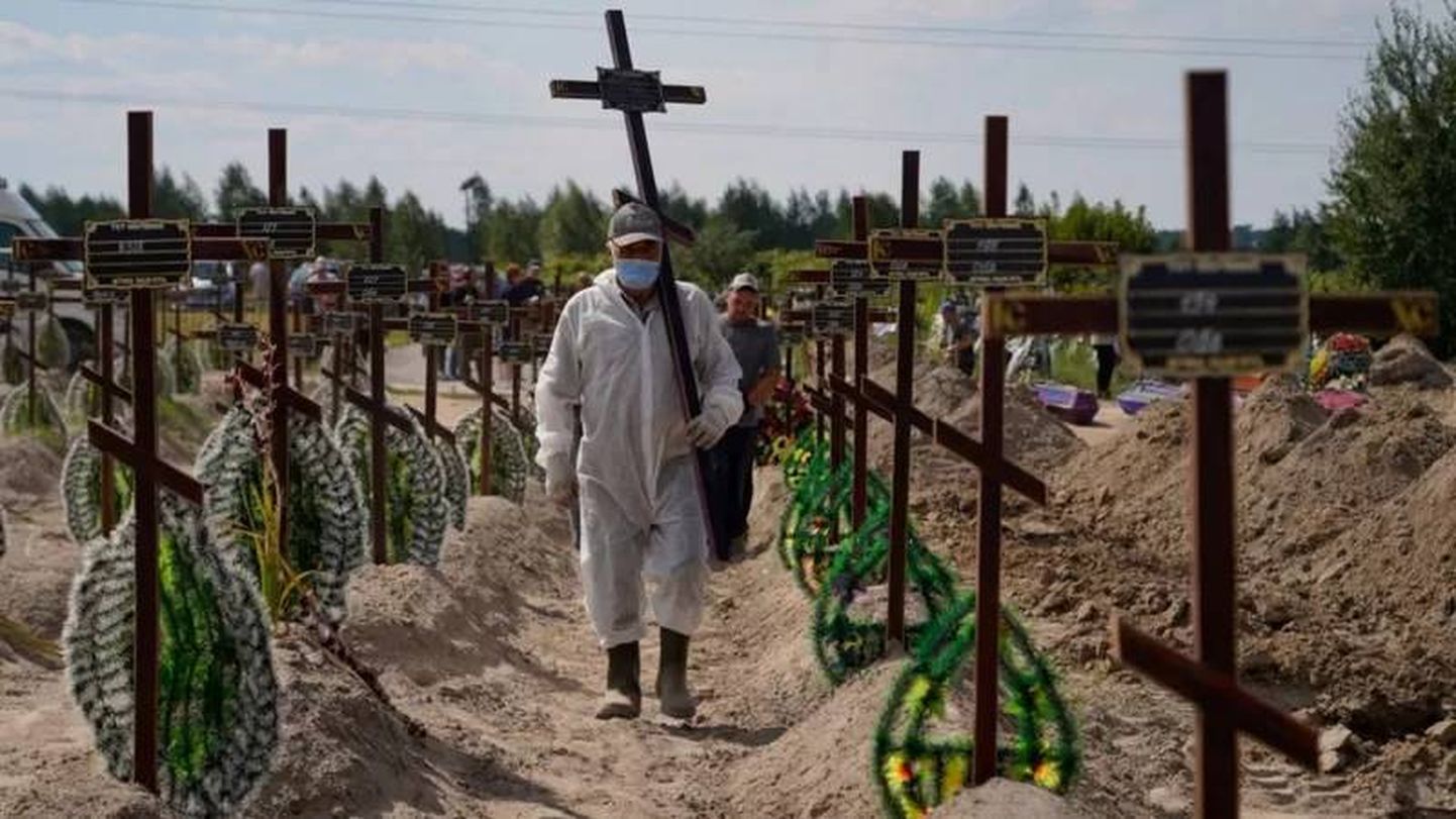 Одно из кладбищ с жертвами российской оккупации после вторжения 24 февраля 2022 года. Украина обвиняет РФ в совершении военных преступлений на протяжении всего времени полномасштабного вторжения - в том числе в Буче под Киевом.