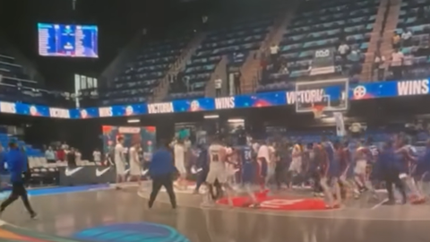 Argentīnas un Dominikānas basketbolisti laukumā pēc spēles izkaujas