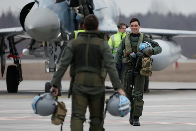 Prantsuse õhuväe piloodid tänavu märtsis Ämaris, taamal Prantsuse hävitaja Mirage 2000-5F.