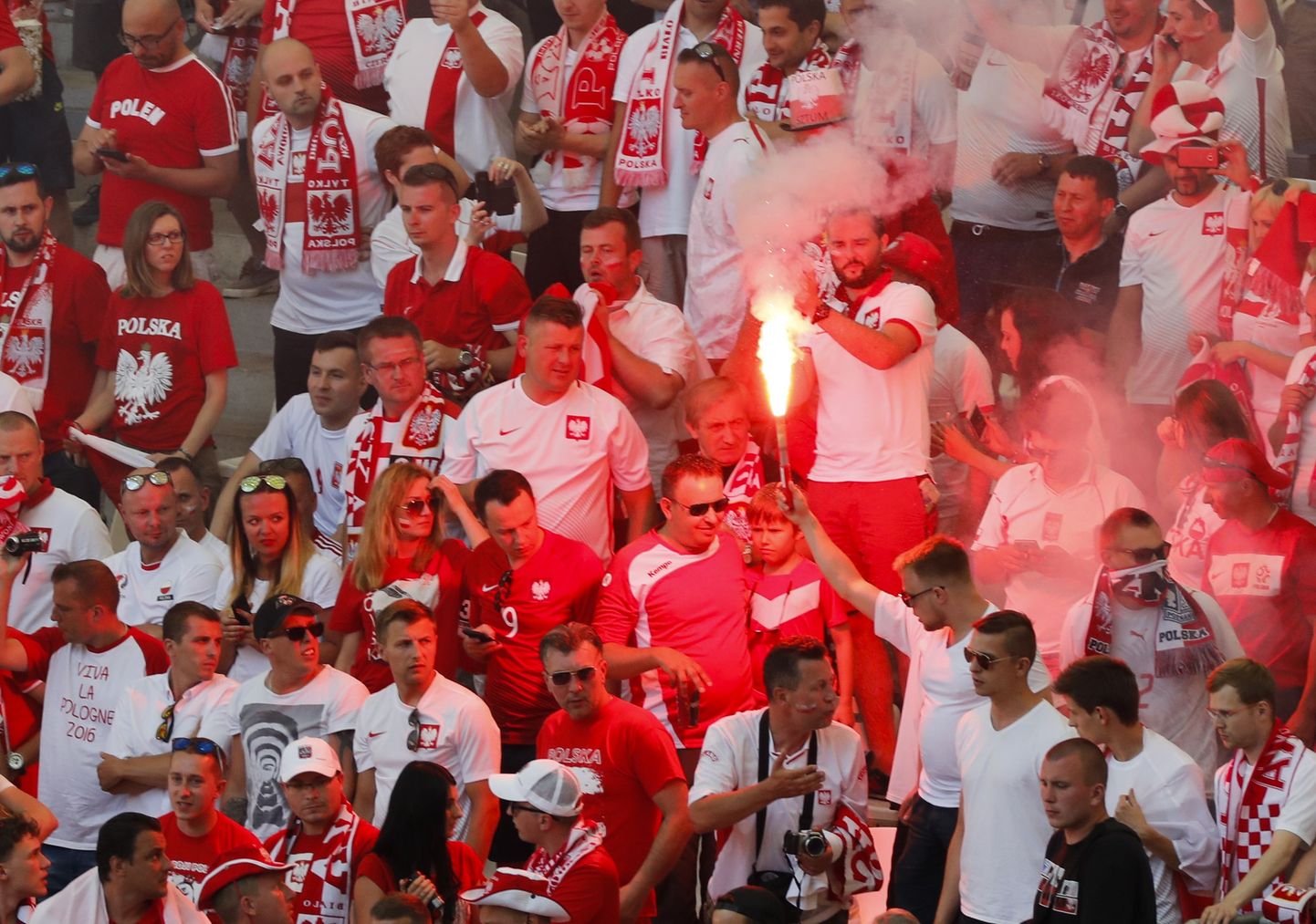 Kuidas see Poola fänn oma signaalraketi staadionile vedas?