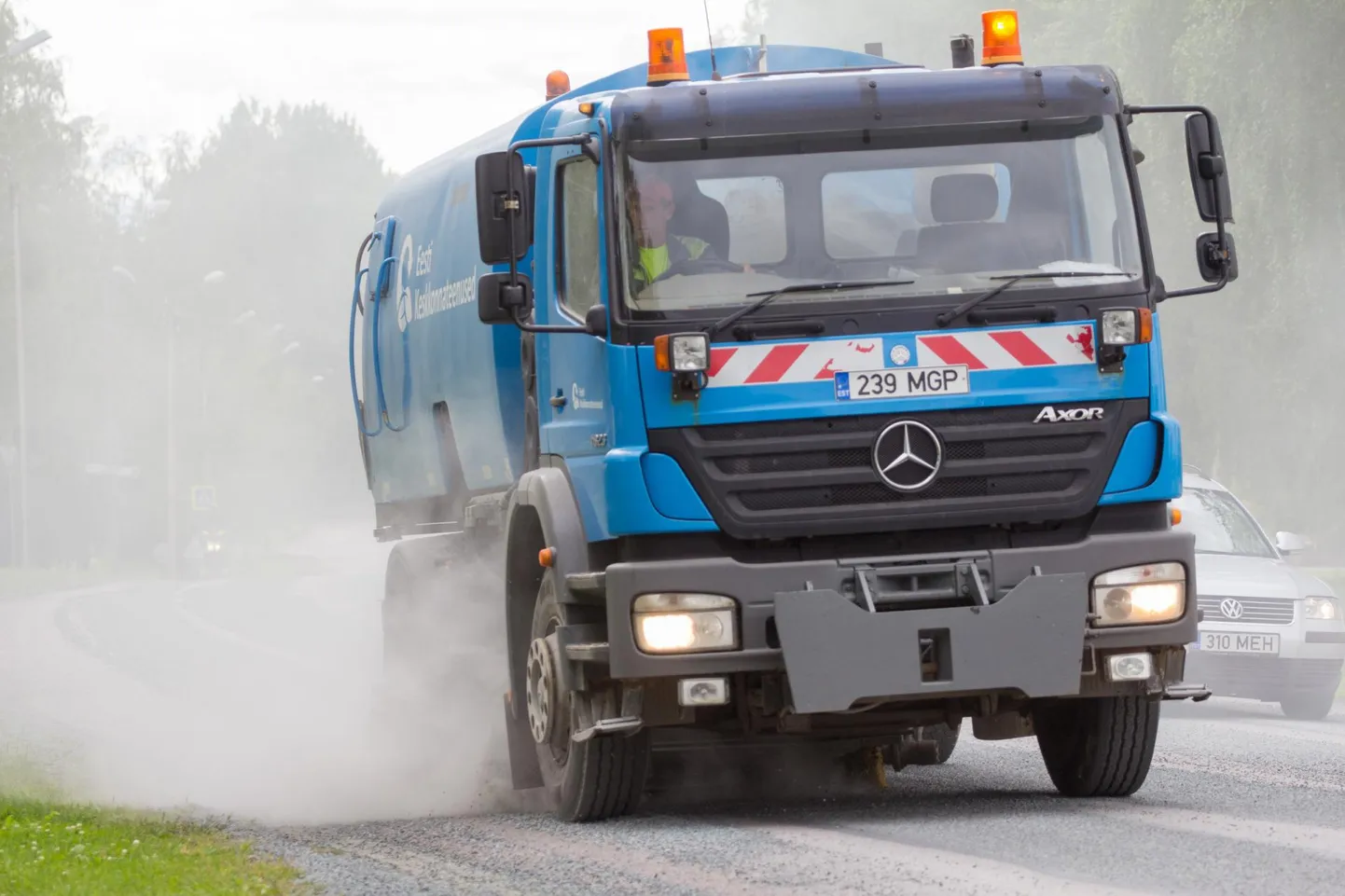 Pärnu tänavate hoolduse hanke tingimuste kohaselt peab uulitsate, parklate ja sildade puhastamine toimuma tolmuvabalt, miinuskraadide korral võib kokkuleppel tellijaga kasutada rentslist kuivkogumist võimaldavat masinat.