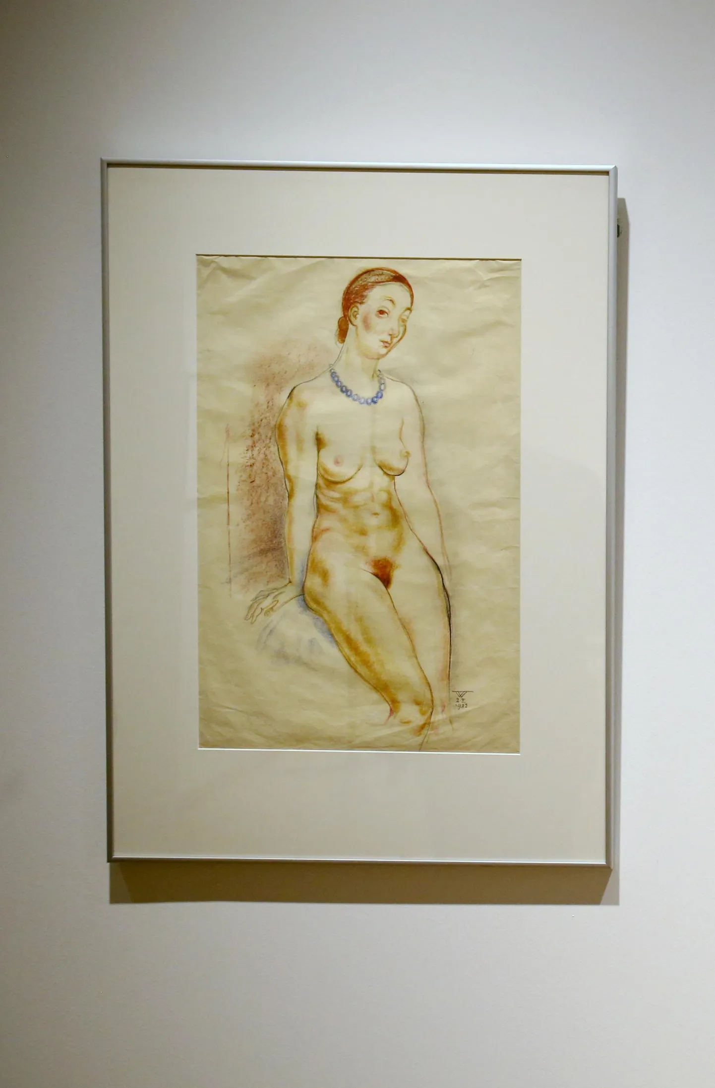 «Naisakt pärlitega», värviline kriit. Eduard Wiiralti joonistus kollektsionäärist, muusikust, poeedist ja kunstniku toetajast Nelly Stulzist aastal 1932.