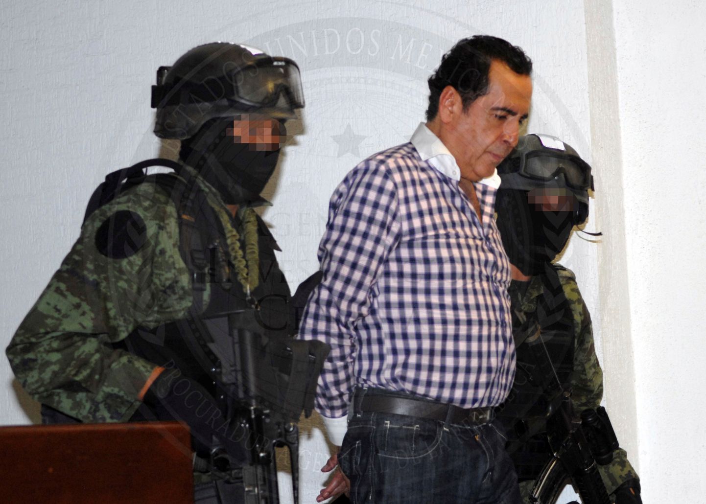 Sõdurid eskortimas Héctor Beltrán Leyvat 2014. aastal.