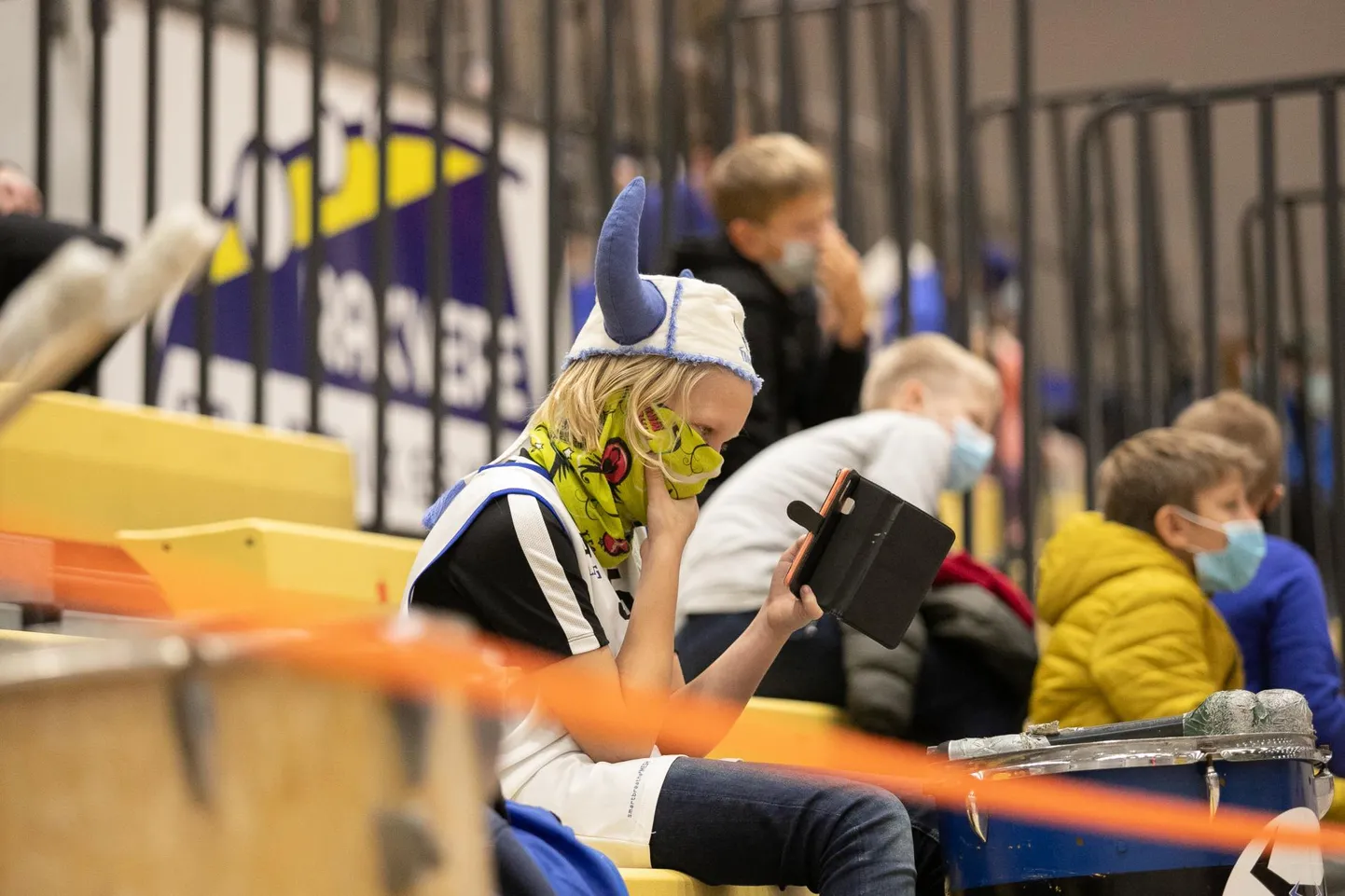Rakvere Tarva poolehoidjad peavad natuke kannatust varuma, et lemmikutele taas kodusaali kaasa elama tulla. Kui pallimängusaali defektsed valgustid on uute vastu vahetatud, võivad spordipeod jätkuda.