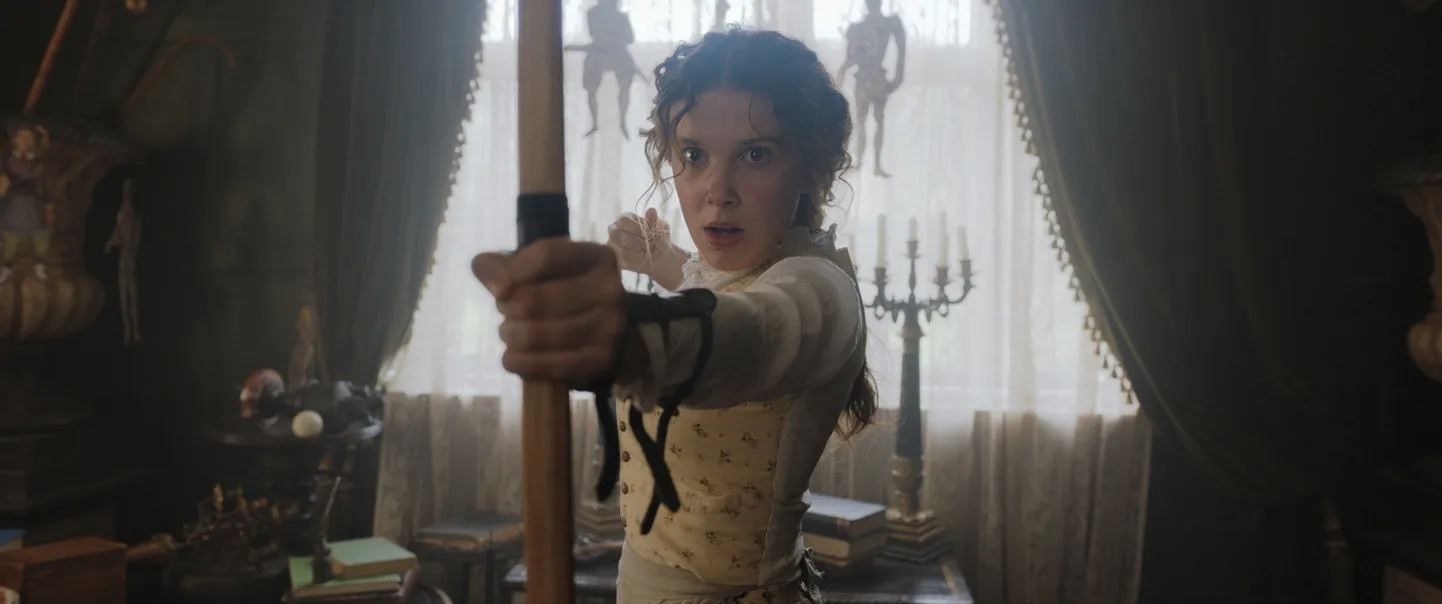 Näitleja Millie Bobby Brown sarjas "Enola Holmes."
