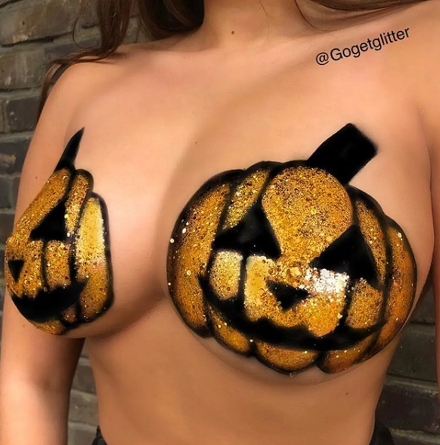 Idee Halloweeniks: glitteriga kaetud rinnad.