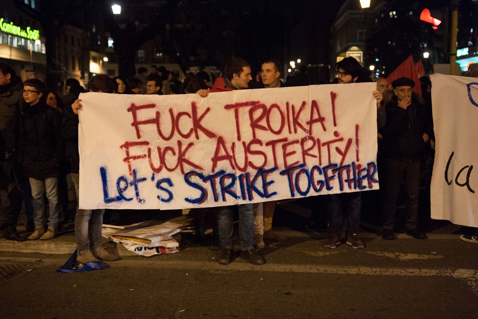 Troikast on saanud Lõuna-Euroopas üks enim vihatud sõnu. Pildil demonstratsioon Itaalias veebruari alguses Kreeka toetuseks.