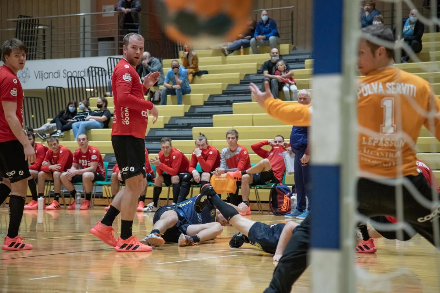 Viljandi HC karikakohtumine Põlva Servitiga lõppes Sakala fotograafile plaastriga näos.