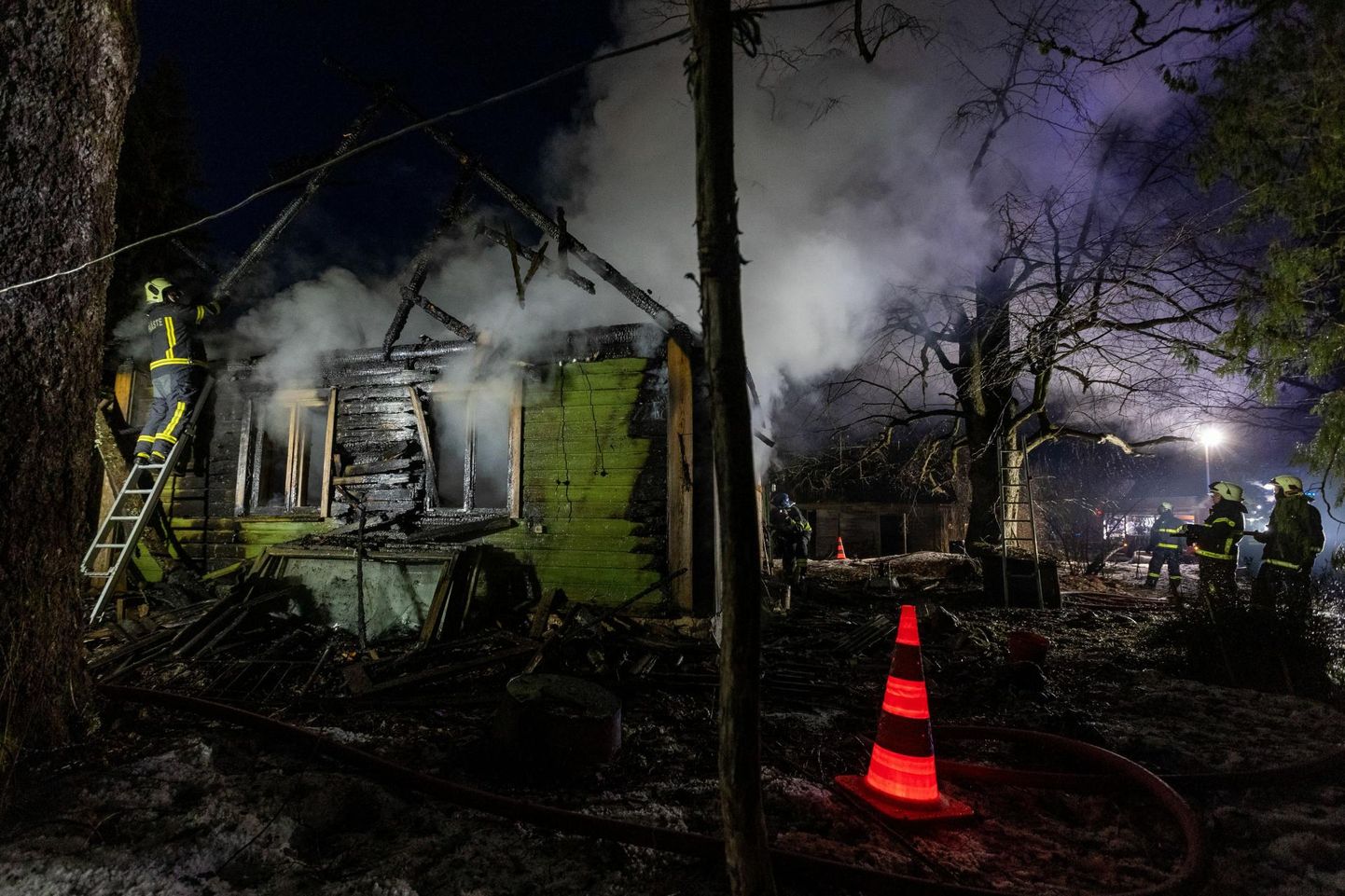 Märtsis põles Tallinna–Tartu maantee ääres elumaja, hukkus kaks inimest.