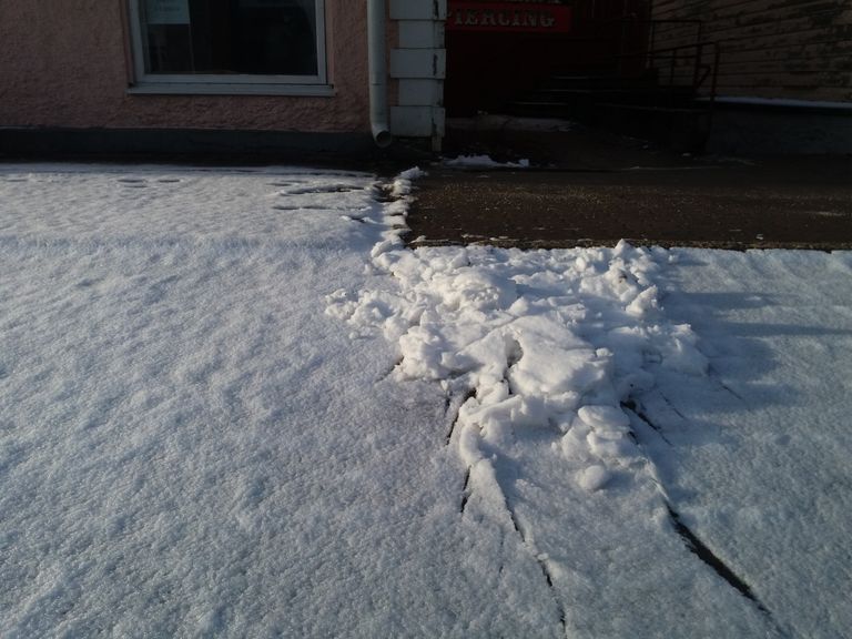 Lükatud ja lükkamata lumi Tartu tänaval.