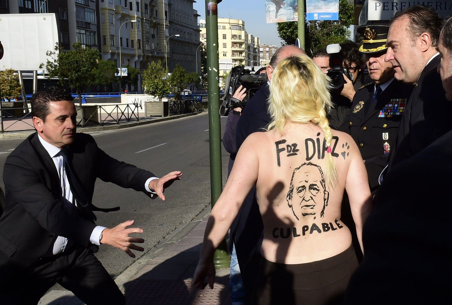 Активистка Femen напала на главу МВД Иипании.