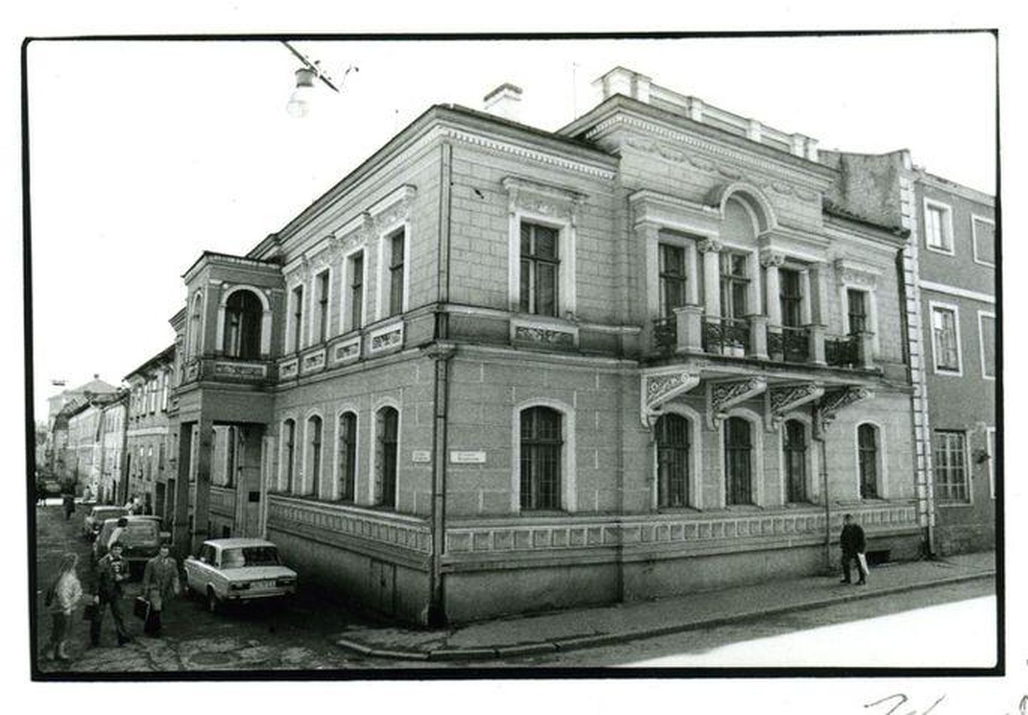 30 aastat tagasi öeldi Edasi toimetuse asukohaks „Pirogovi ja Ülikooli tänava nurgal“. Nikolai Pirogovi tänavast on saanud Gildi tänav, Ülikooli tänav aga jäänud Ülikooli tänavaks.