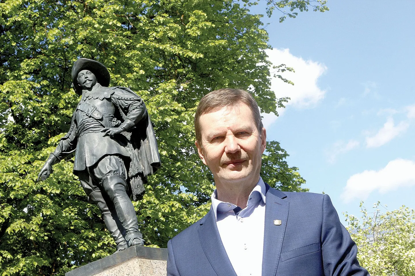 Kuningas Gustav Adolfi asutatud Tartu ülikool on väärikas,384 aastat vana. Rektor Volli Kalm ütleb, et minevikku 
tuleb mäletada, aga ei saa üksnes sinna vaadata.