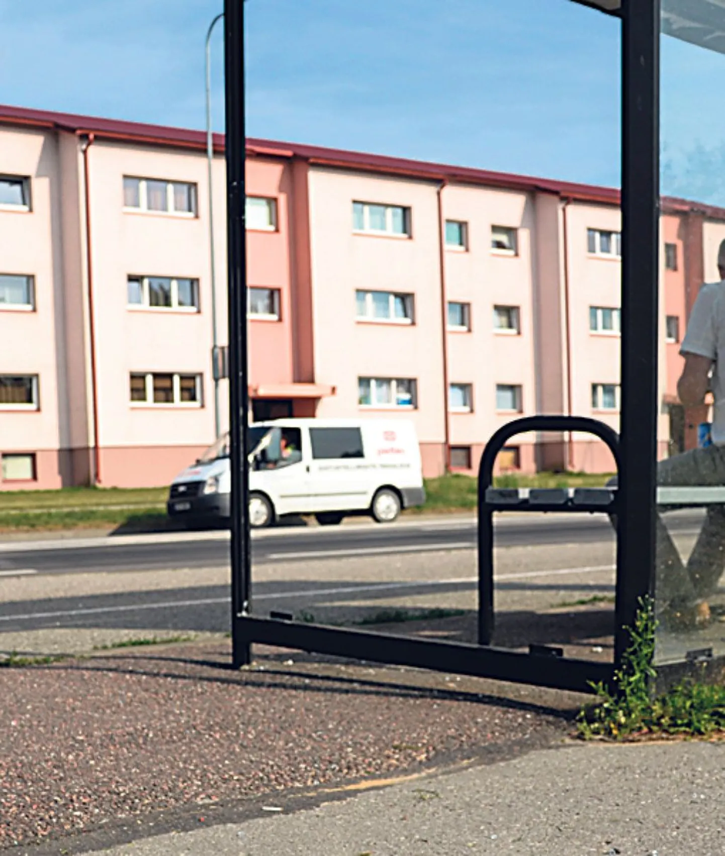 Härma kaubahoovi juures oleva ootekoja klaassein lõhuti nädalavahetusel.