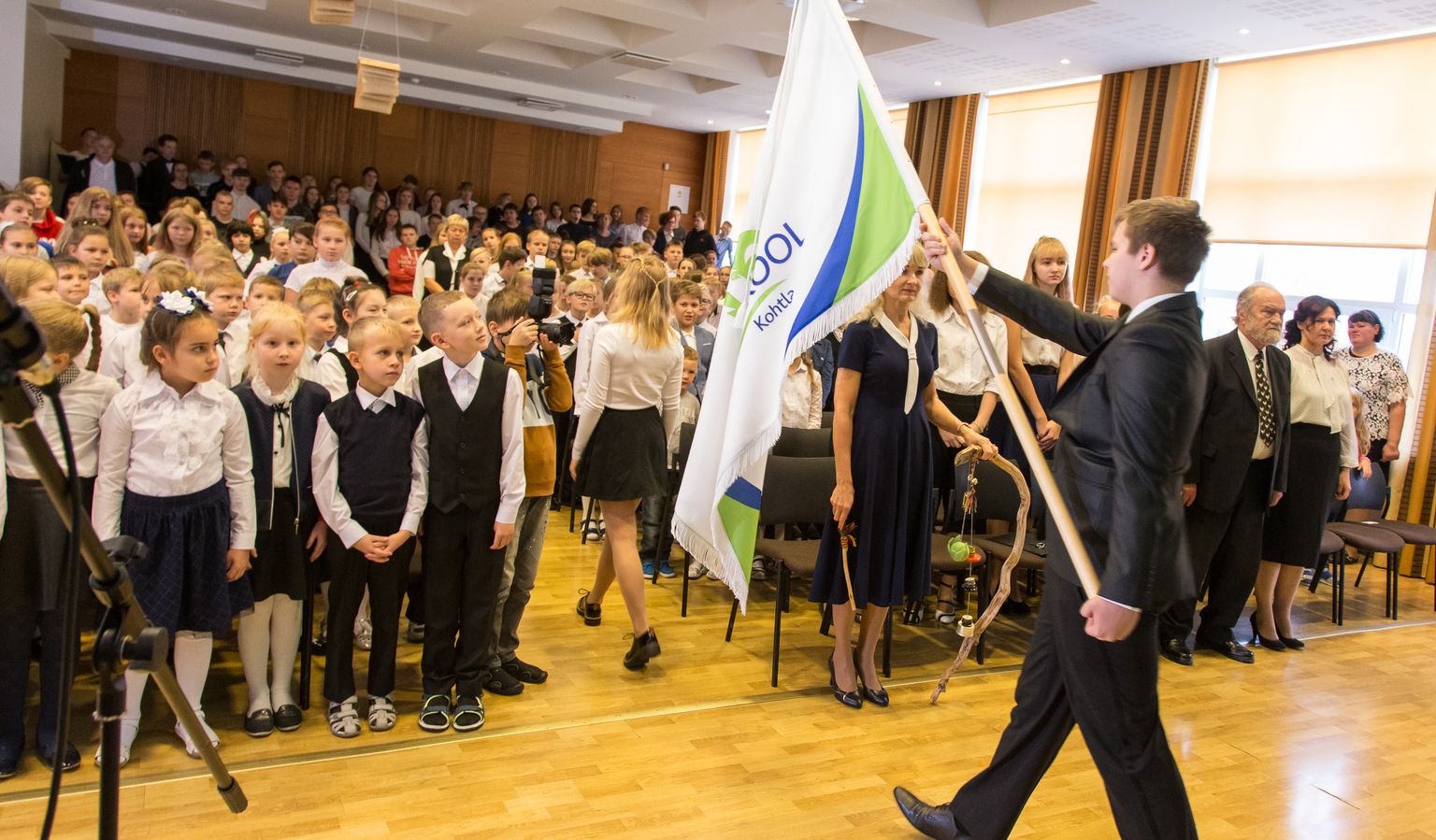 В Ярвеской школе с эстонским языком обучения из 320 учащихся у 180-ти эстонский язык не является родным. Фотография сделана в октябре, когда школа, ставшая основной, отмечала свое 97-летие и познакомила со своим новым флагом, логотипом и школьным гимном.