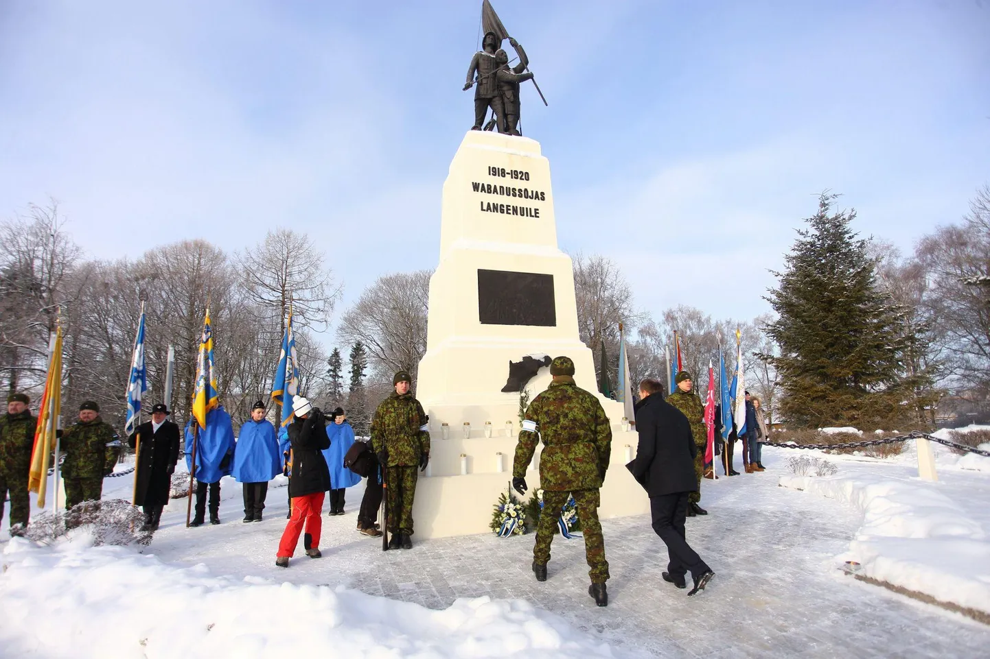 Rakvere vabadussõja ausamba jalamile asetati pärjad.