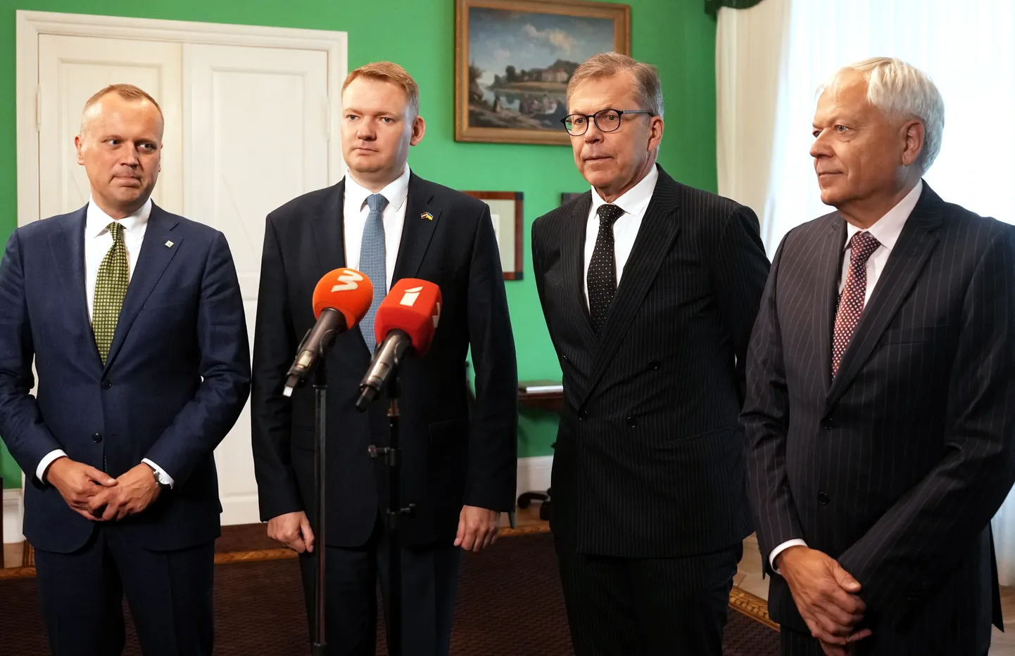 14. Saeimā ievēlētās politisko partiju apvienības "Apvienotais saraksts" pārstāvji - "Latvijas Liepājas partija" līdzpriekšsēdētājs, "Latvijas Zaļā partija" vadītājs, 13. Saeimas deputāts Edgars Tavars (no kreisās), "Latvijas Reģionu apvienība" valdes priekšsēdētājs Edvards Smiltēns, partiju apvienības Ministru prezidenta amata kandidāts Uldis Pīlēns un Liepājas partijas priekšsēdētājs Uldis Sesks atbild uz žurnālistu jautājumiem pēc tikšanās ar Valsts prezidentu Rīgas pilī, kur pārrunāja redzējumu par nākamās valdības uzdevumiem.