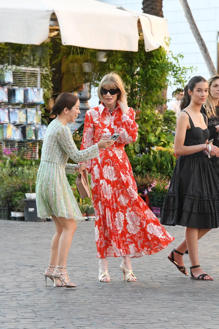 Vogue'i peatoimetaja Anna Wintour erines massist, kandes lillemustriga plisseekleiti.