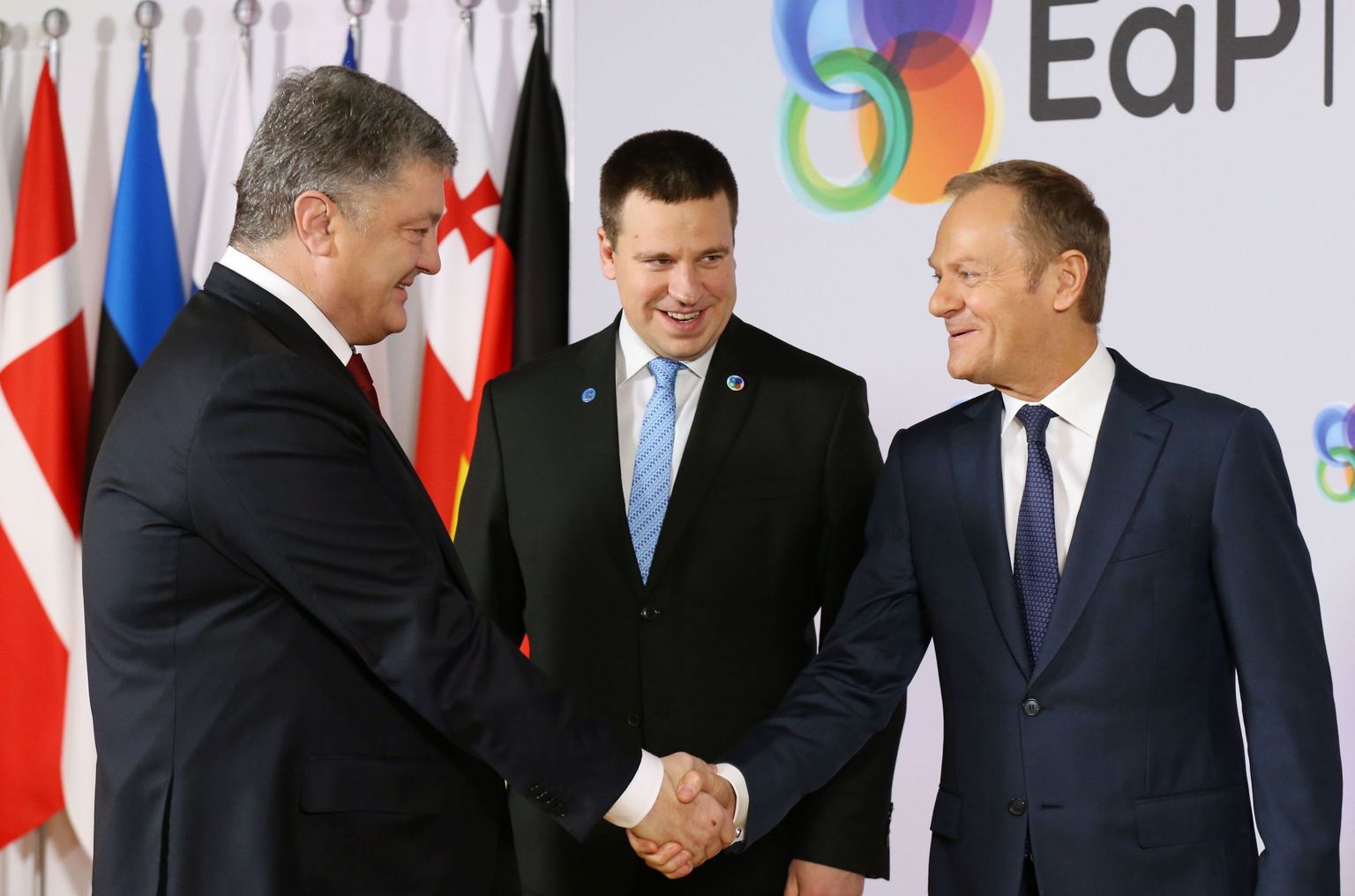 Nii Ukraina president Petro Porošenko (vasakult) kui peaminister Jüri Ratas ja ELi liidunõukogu president Donald Tusk lahkusid eilselt tippkohtumiselt sama rahulolevalt naeratades kui nad sinna saabusid.